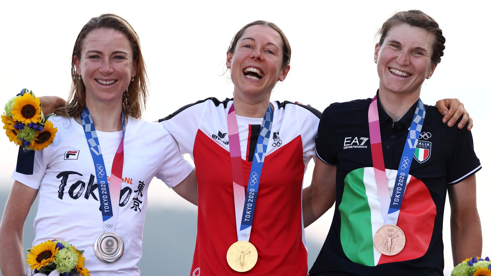 Anna Kiesenhofer strahlt über ihr sensationelles Olympiagold. Silber ging an die Niederländerin Annemiek van Vleuten, Bronze aus Elisa Longo Borghini aus Italien.