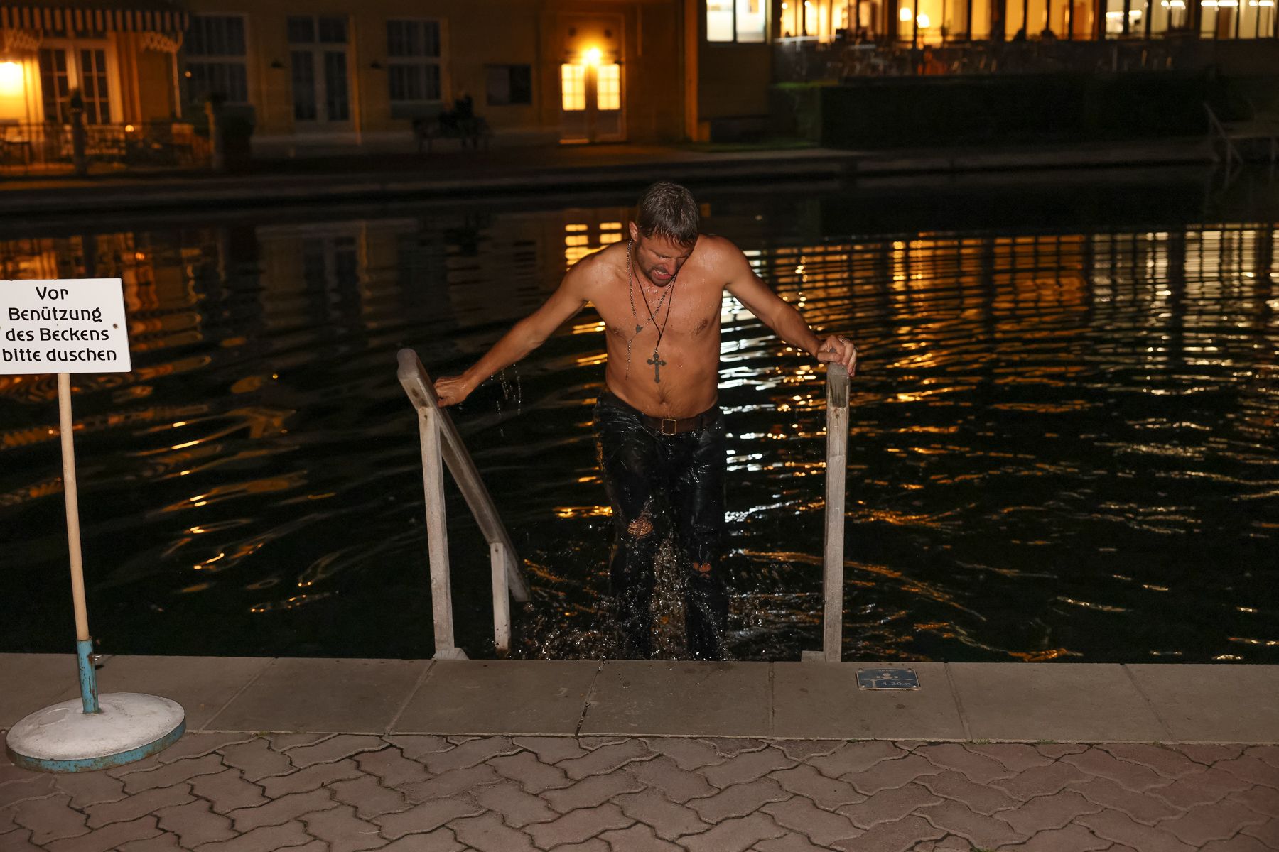 Philipp Hochmair: Nach dem Auftritt geht es ins Wasser.