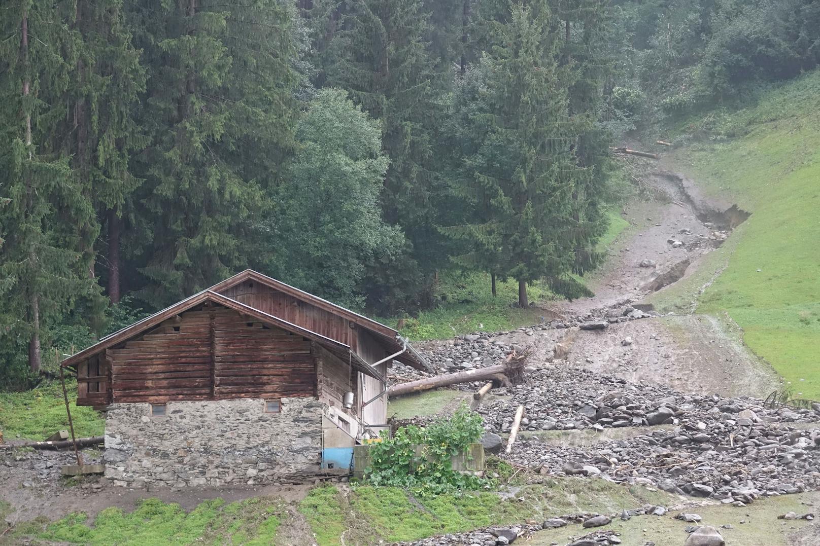 In Uderns (Tirol) kam es auf einem Hang&nbsp;oberhalb von mehreren Häusern zu einem Murenabgang, wodurch in der Folge zwei Häuser mit Erdschlamm überflutet wurden.