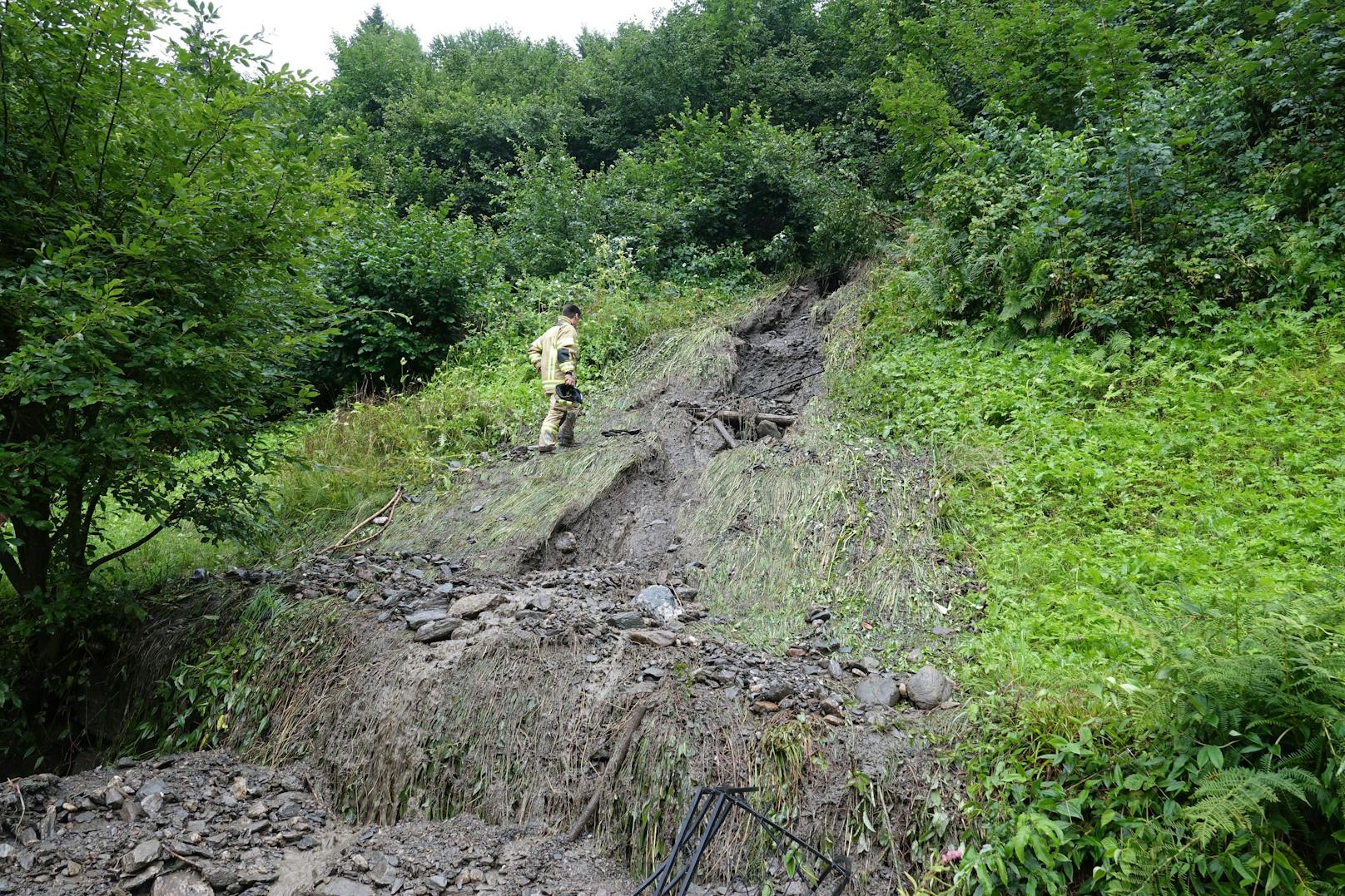 In Uderns (Tirol) kam es auf einem Hang oberhalb von mehreren Häusern zu einem Murenabgang, wodurch in der Folge zwei Häuser mit Erdschlamm überflutet wurden.