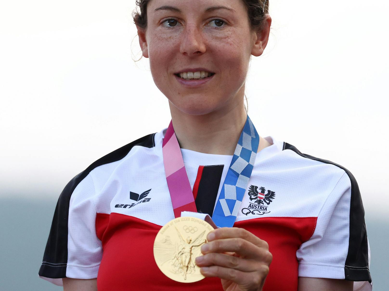 Anna Kiesenhofer strahlt über ihr sensationelles Olympiagold.