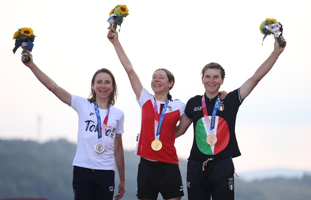 Anna Kiesenhofer strahlt über ihr sensationelles Olympiagold. Silber ging an die Niederländerin Annemiek van Vleuten, Bronze an Elisa Longo Borghini aus Italien.