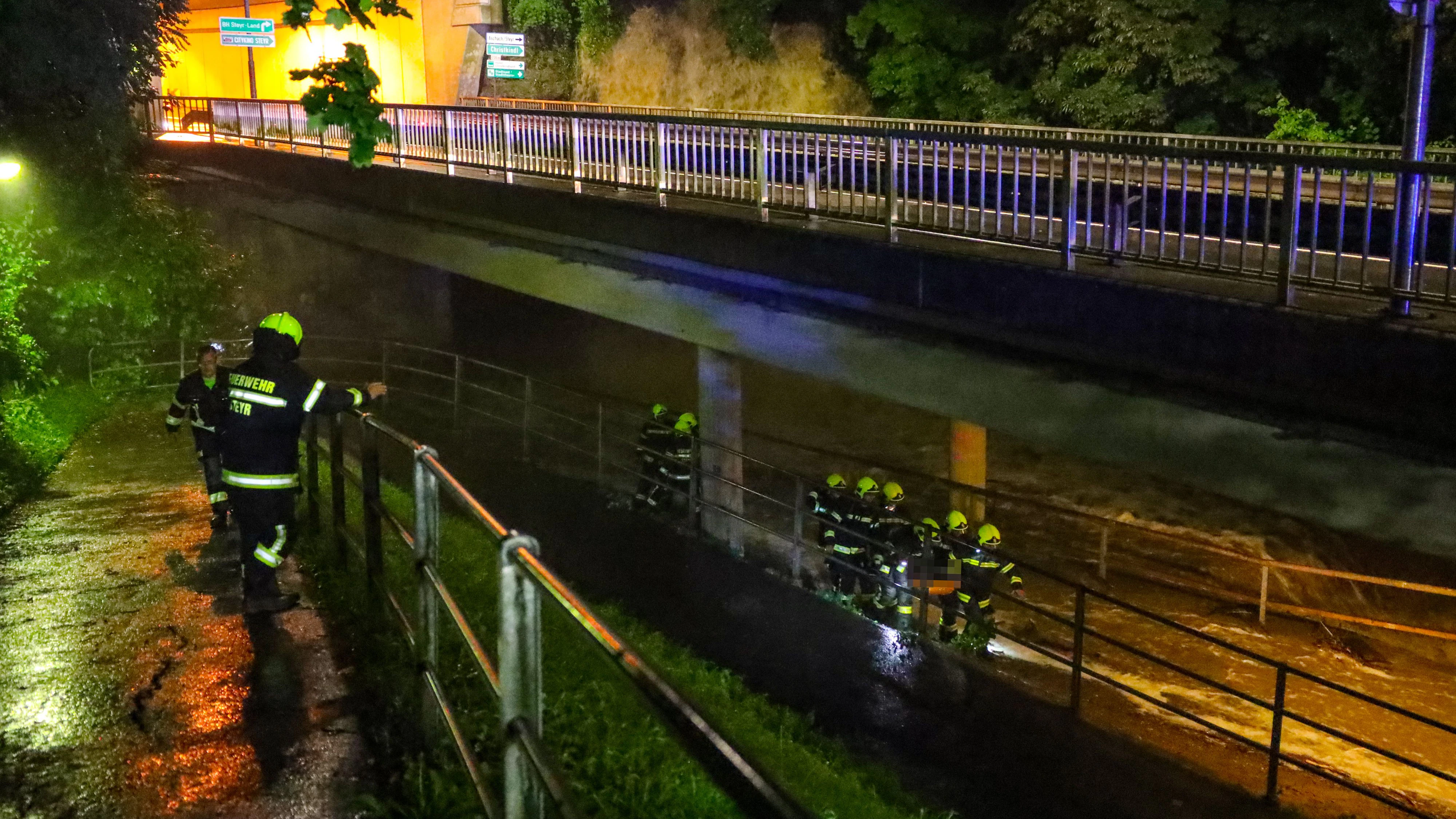 Drei Personen von Wassermassen eingeschlossen, Feuerwehr rettete sie.