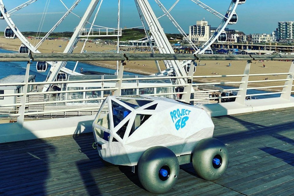 Der BeachBot kann Zigarettenreste aufspüren, einsammeln und in einem sicheren Behälter entsorgen. 