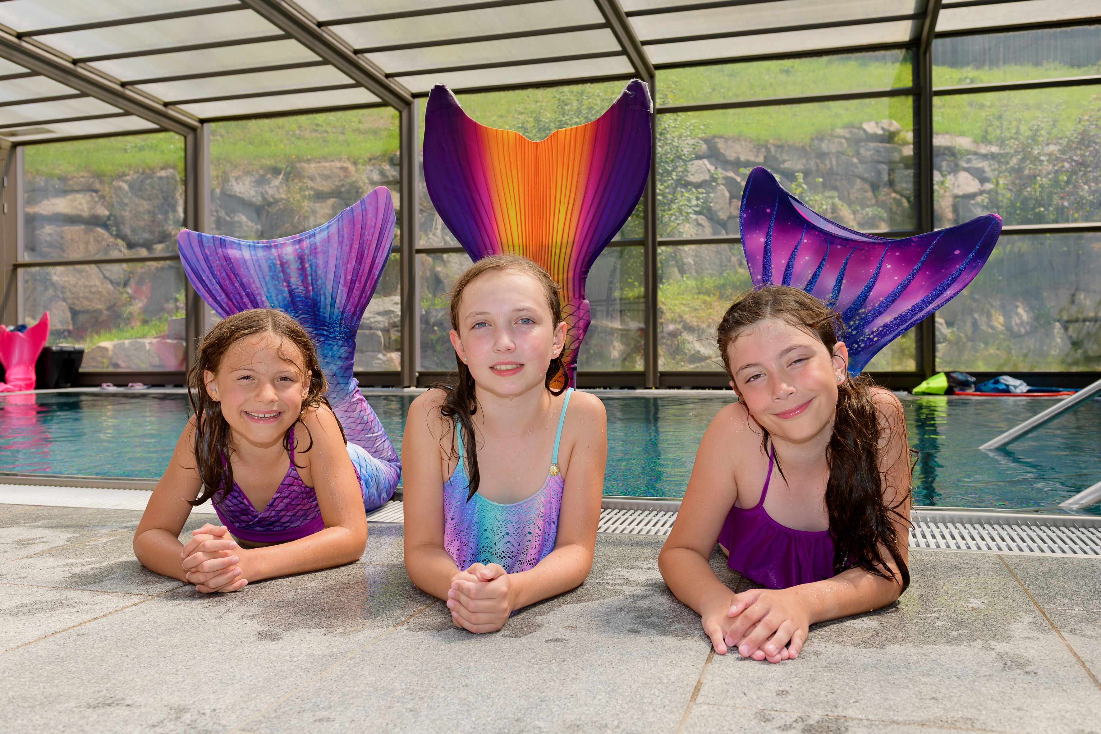 Johanna (8), Lena (8) und Kristin (9) bei Meerjungfrauen-Workshop im Hallenbad in Ansfelden. 
