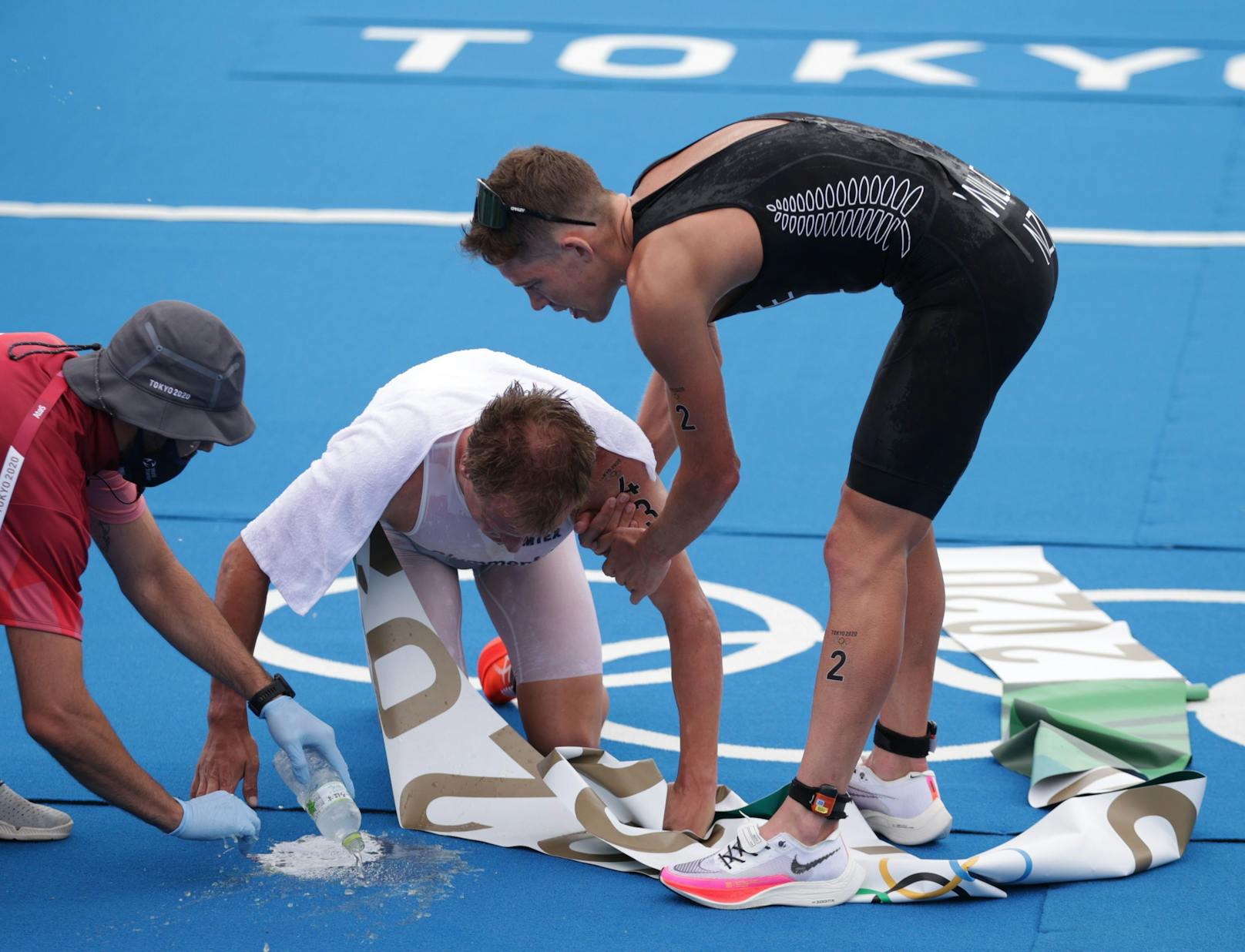 Tritahlon-Olympiasieger Blummenfelt im Ziel völlig erschöpft