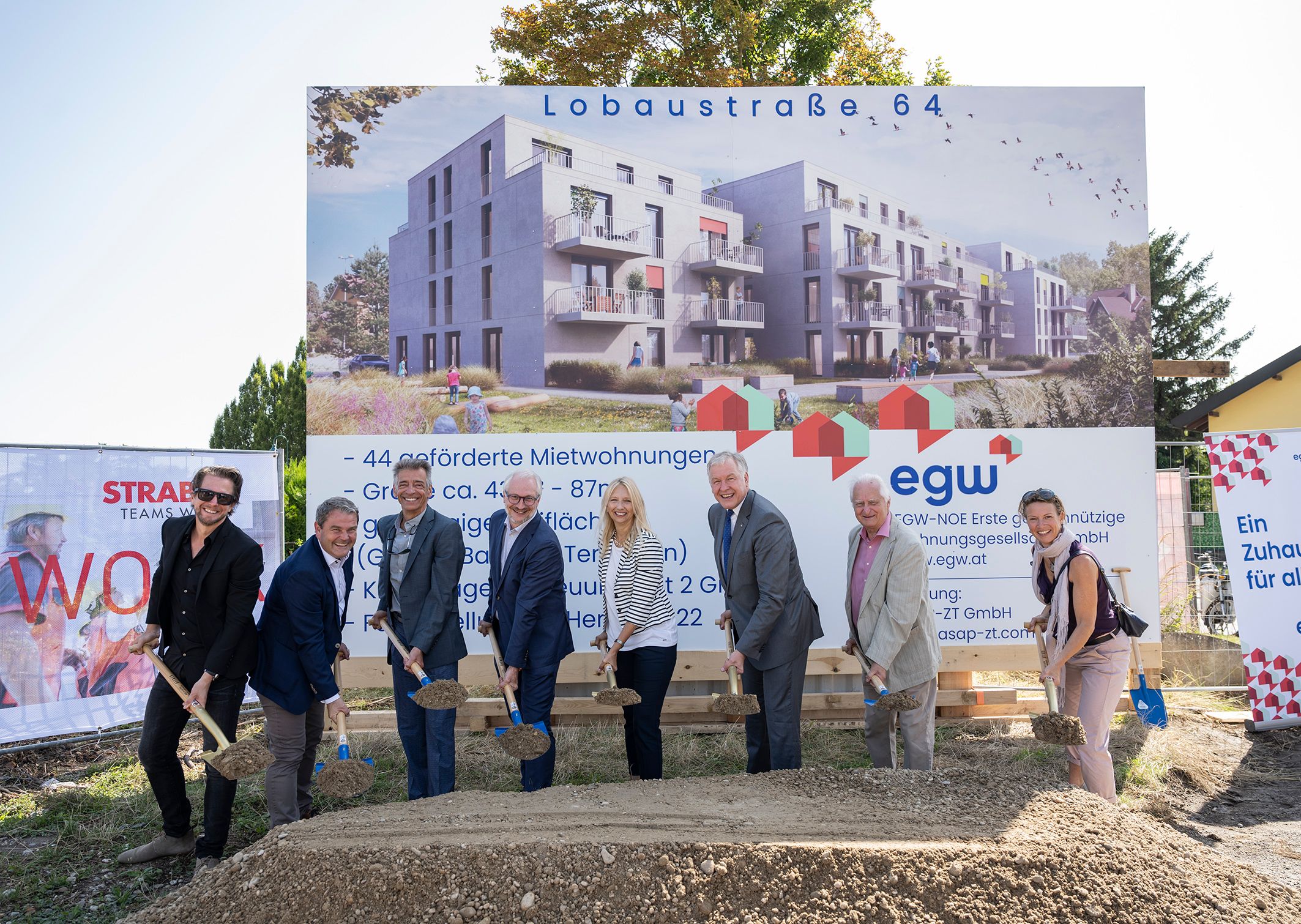 Architekt DI Dr. Jochen Hoog (ASAP ZT GmbH), Prok. Ing. Robert Denk (Strabag AG), Mag. Attila Magyar (GF EGW-NOE a.D.), Mag. Fritz Kittel (GF EGS-NOE), Bürgermeisterin Monika Obereigner-Sivec, Landesrat Martin Eichtinger, Stadtrat Draxler a.D. und DI Karin Kieslinger (GF EGW-NOE)