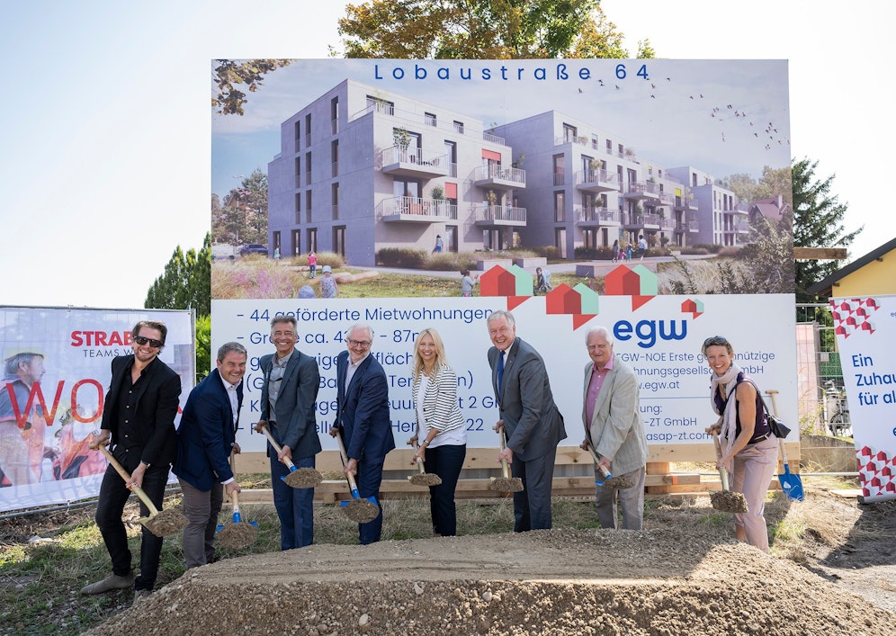 Architekt Jochen Hoog (ASAP ZT GmbH), Robert Denk (Strabag AG), Attila Magyar (GF EGW-NOE a.D.), Fritz Kittel (GF EGS-NOE), Bürgermeisterin Monika Obereigner-Sivec, Landesrat Martin Eichtinger, Stadtrat Draxler a.D. Karin Kieslinger (GF EGW-NOE)