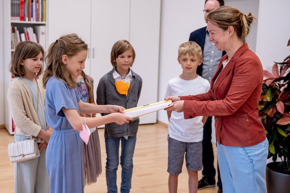 Lilia (9) überreichte mit ihrem Bruder und Freunden die Unterschriftenliste an Bezirksvorsteherin Silvia Jankovic (SPÖ).