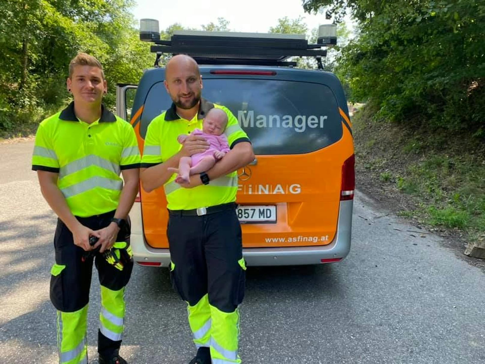 Die beiden Linzer Trafic-Manager der Asfinag Paul Hinterdorfer und Michael Waidmayr kamen Mama Cornelia Puschner und Baby Victoria am Pannenstreifen kurz vor Linz zu Hilfe.