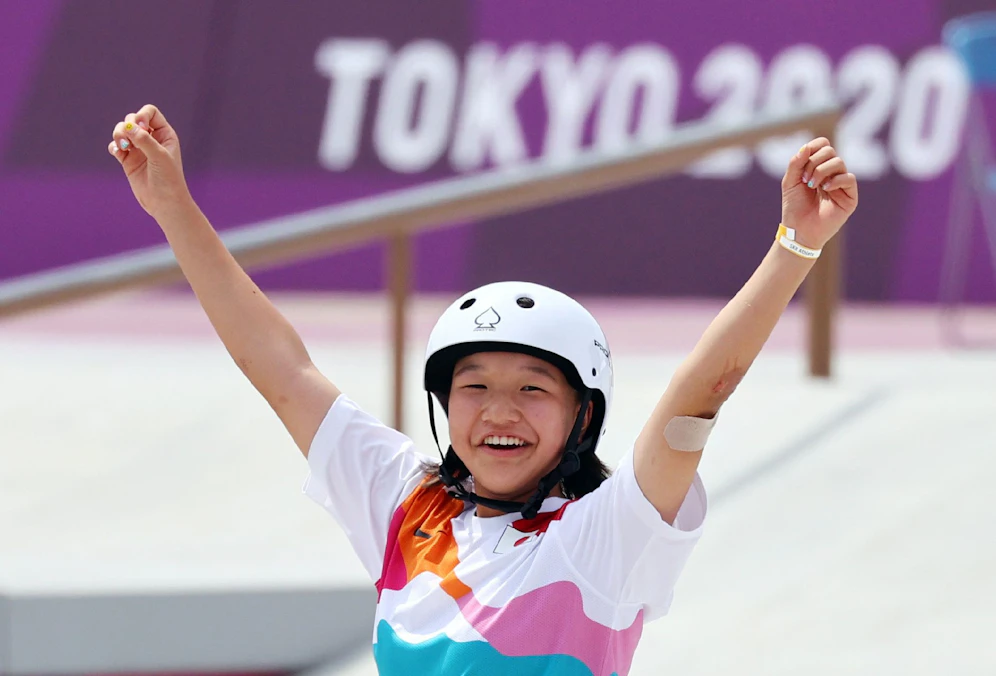 Momiji Nishiya jubelt über Gold im Damen-Skateboarden.