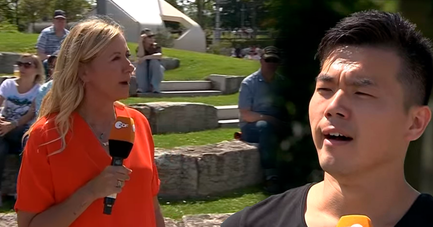 Kiewel sprach ihren Gast auf Englisch an.