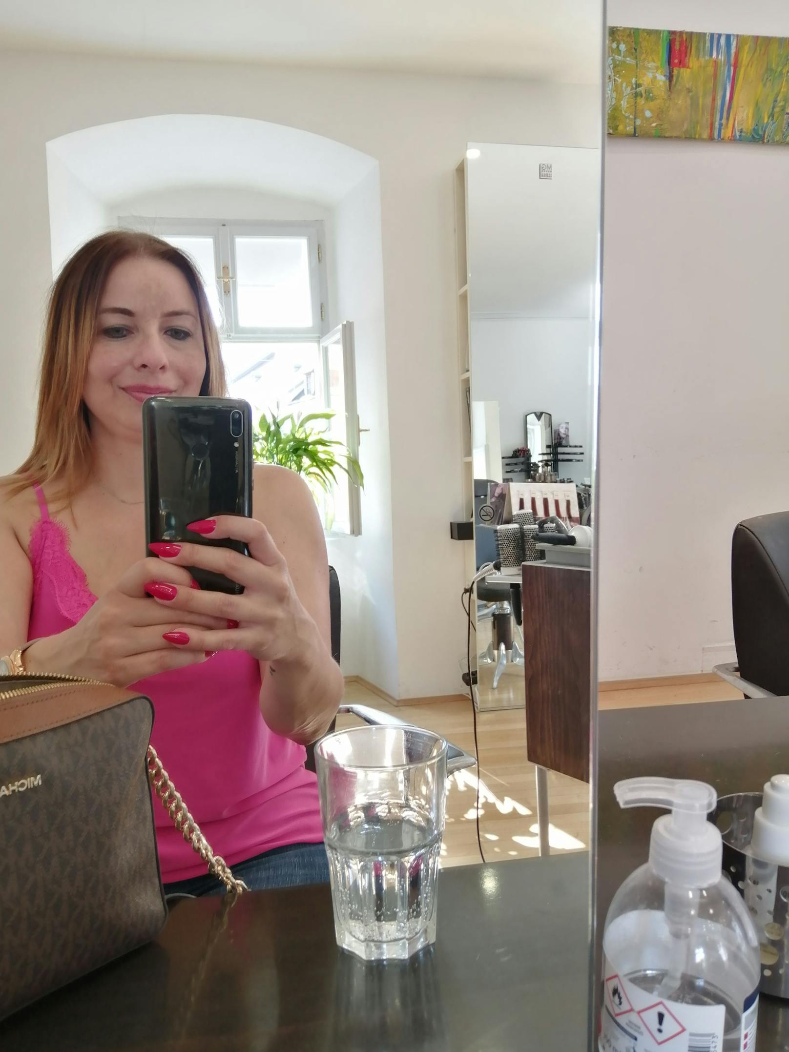 Selfie im Friseursalon Haarkunst Klee: Hier ließ sich Claudia ihre Haare schön stylen und tönen.