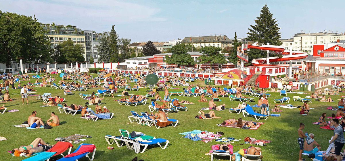 Download von www.picturedesk.com am 26.07.2021 (09:35).  Das Wiener Kongressbad an einem heißen Sommertag. Wien, 18.07.2015 - 20150718_PD8019 - Rechteinfo: Rights Managed (RM) Nur fÃ¼r redaktionelle Nutzung!