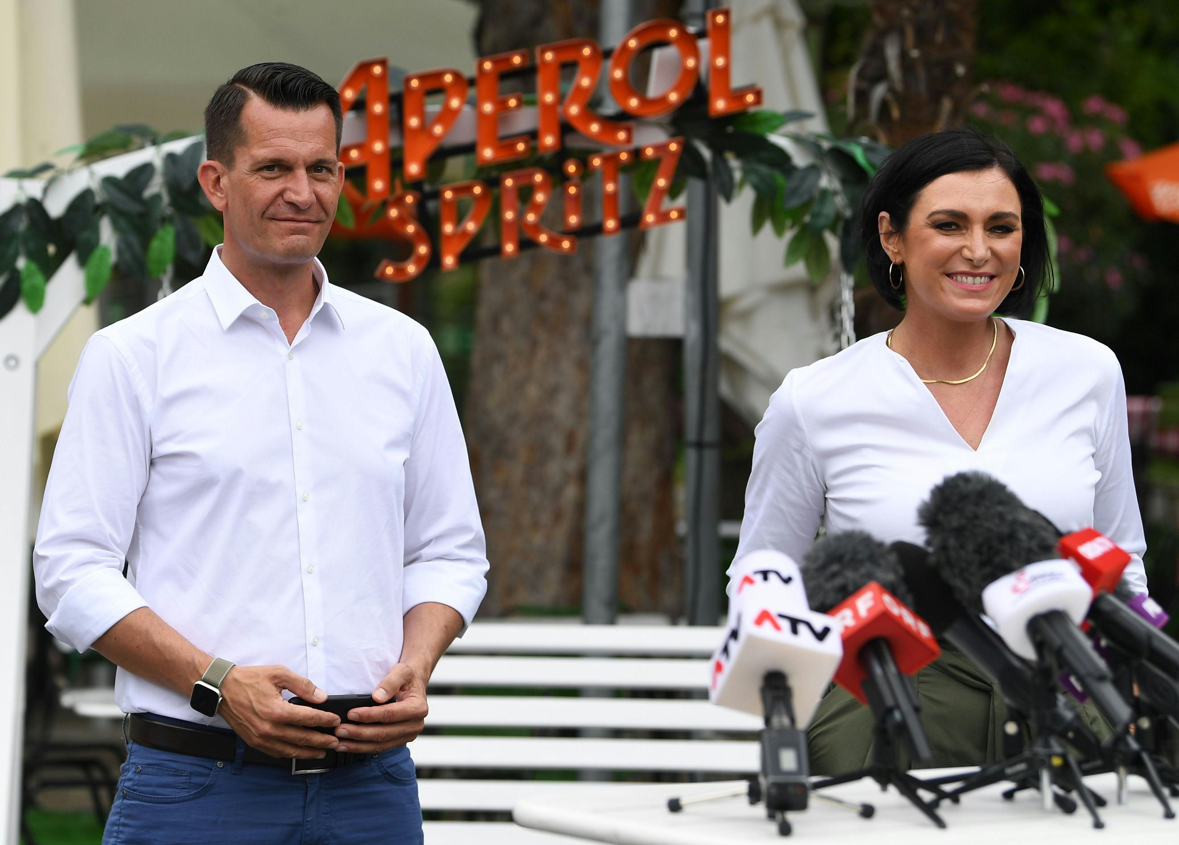 Gesundheitsminister Wolfgang Mückstein (Grüne) und Tourismusministerin Elisabeth Köstinger (ÖVP) 