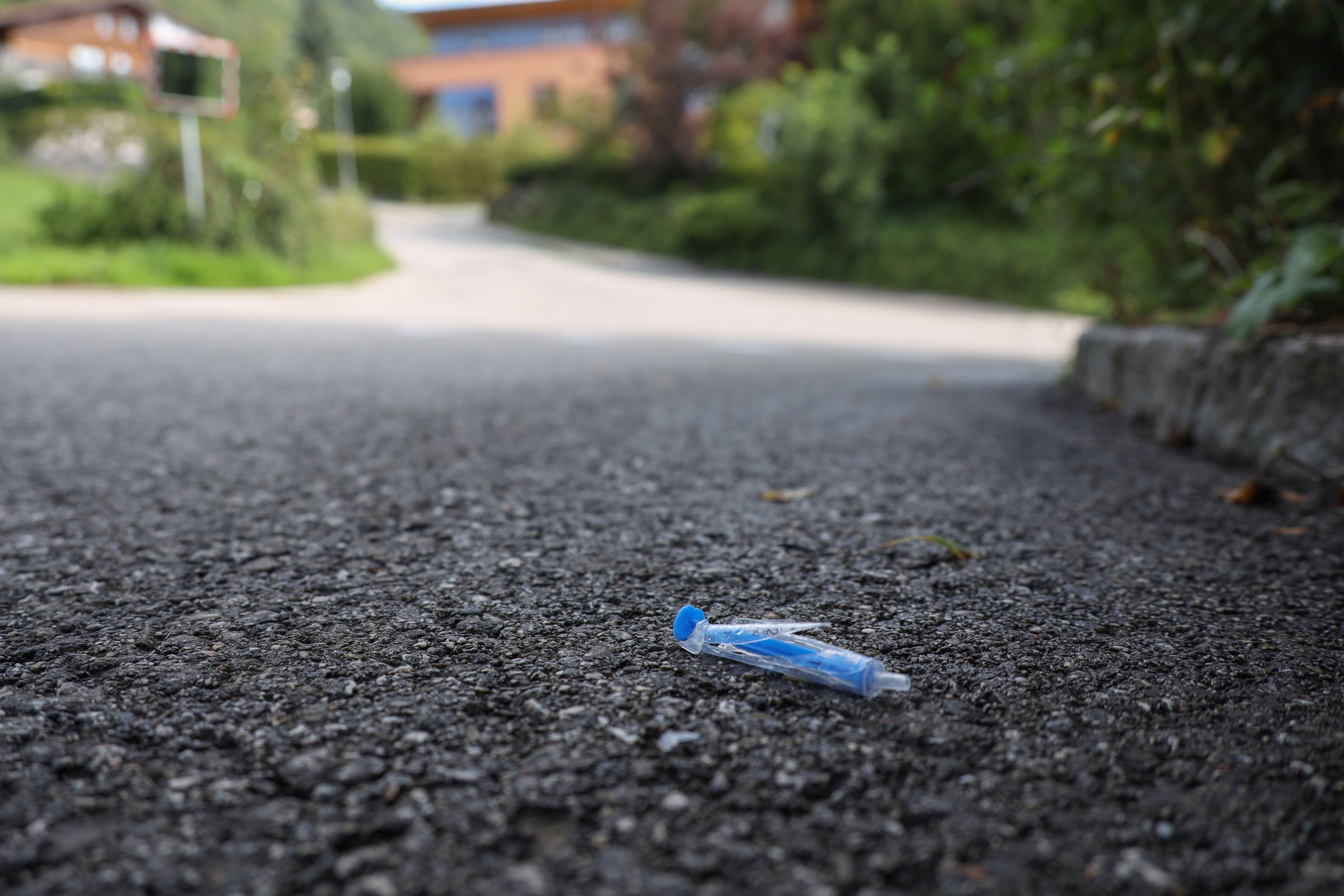 An dieser Stelle in Altmünster starb der Radfahrer. Die Polizei ermittelt jetzt, was passiert ist.