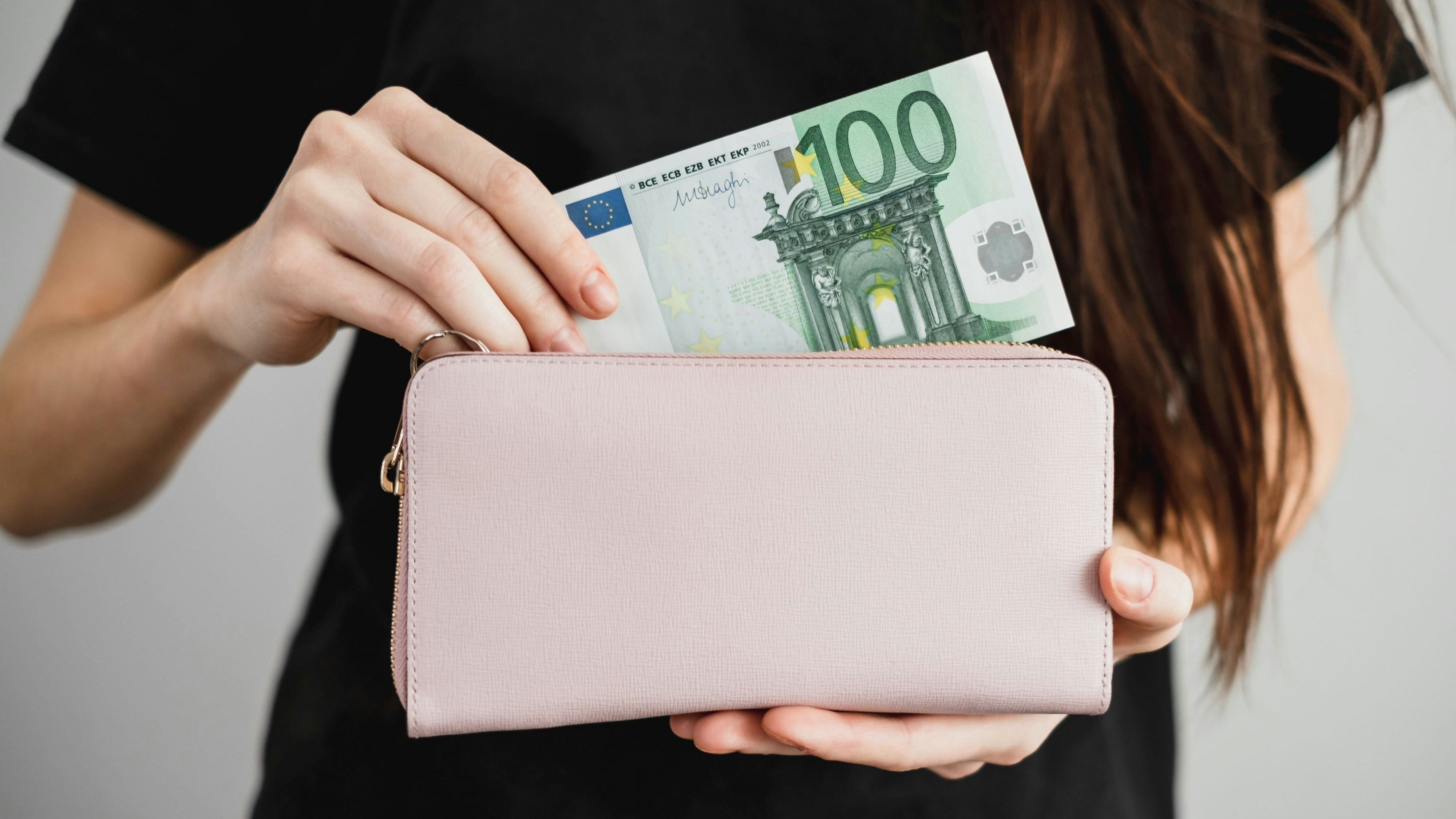 Geld sparen fällt vielen Menschen schwer (Symbolbild).