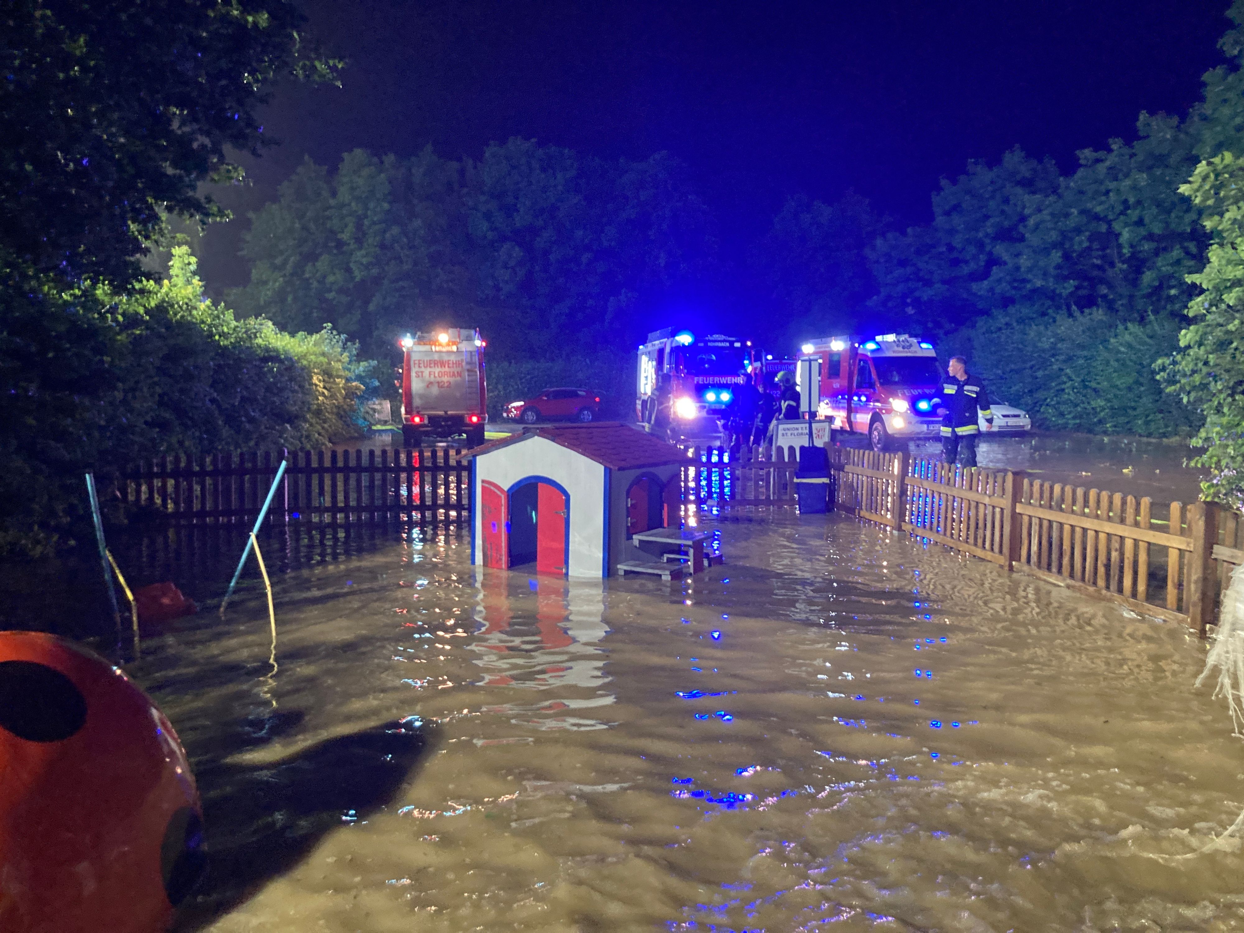 Gärten, Wege, Häuser und auch ein Sportpark standen unter Wasser.