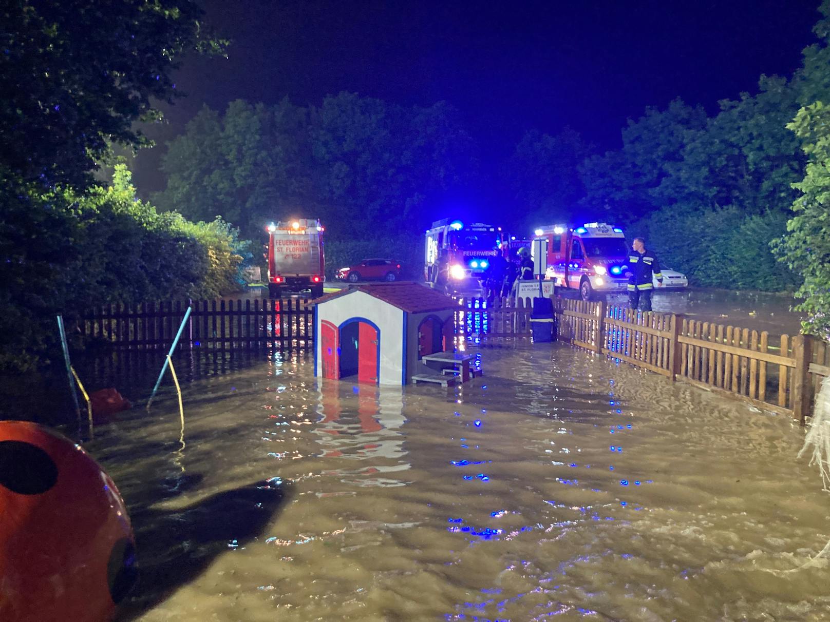 Gärten, Wege, Häuser und auch ein Sportpark standen unter Wasser.