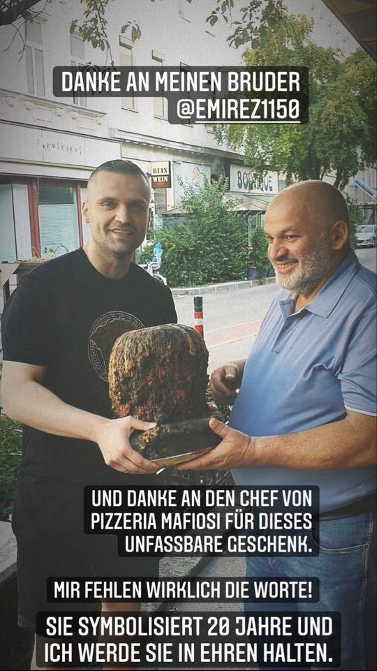 Die Kerze aus der Pizzeria "Mafiosi" gehört nun RAF Camora.