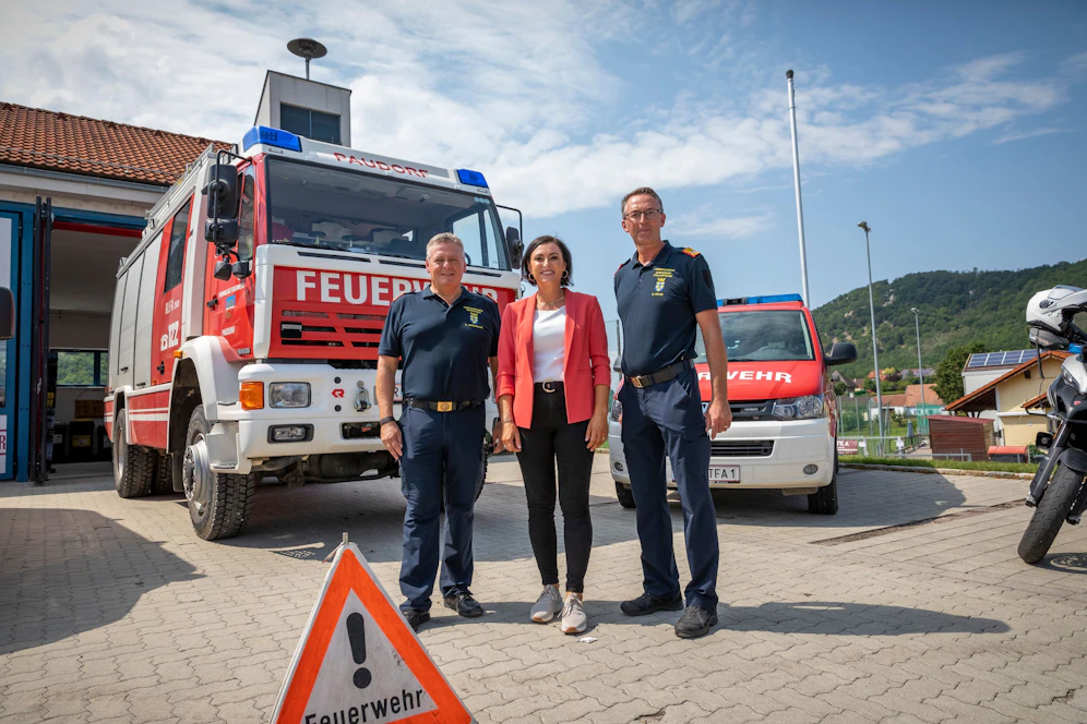 Landesfeuerwehrkommandant Dietmar Fahrafellner (l.) und Vize Martin Boyer mit Ministerin Elisabeth Köstinger 