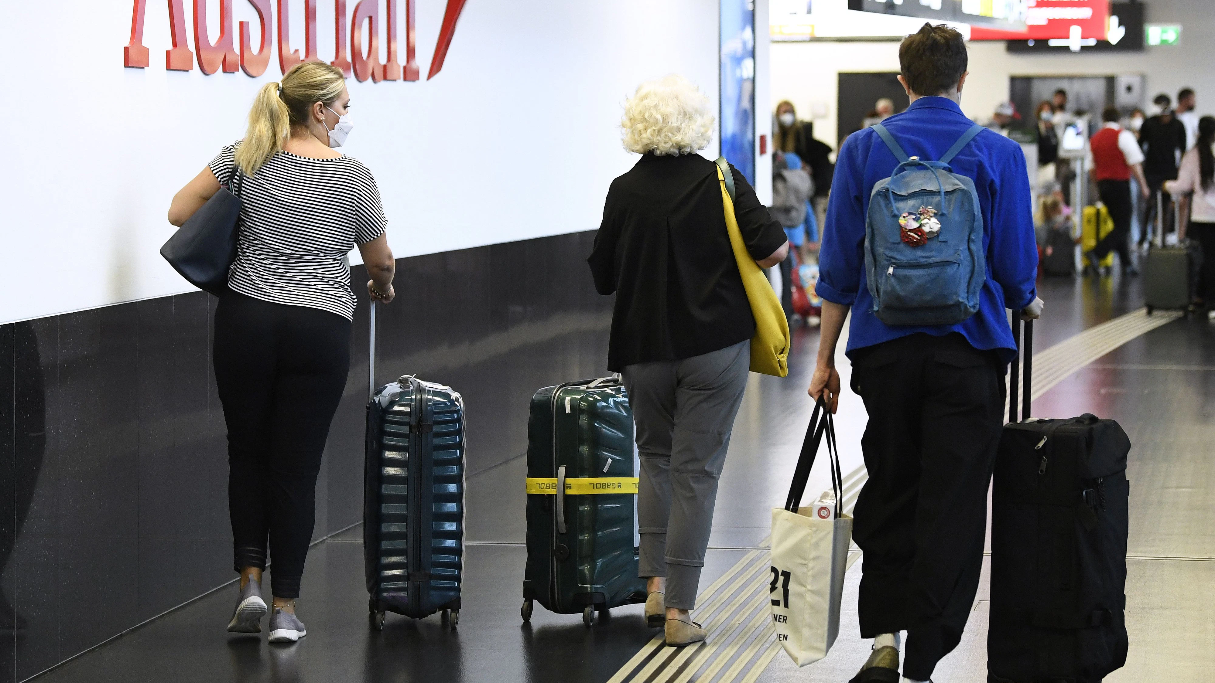 Urlauber am Flughafen Wien