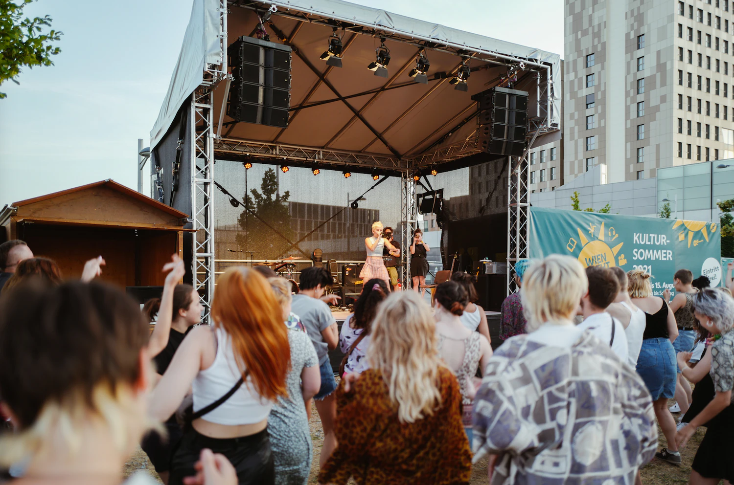 Bis 15. August stehen noch 500 Live-Acts auf 16 Bühnen auf dem Programm. Von Musik über Literatur und Tanz bis hin zu Theater und Kabarett: Für jeden Geschmack ist etwas dabei.