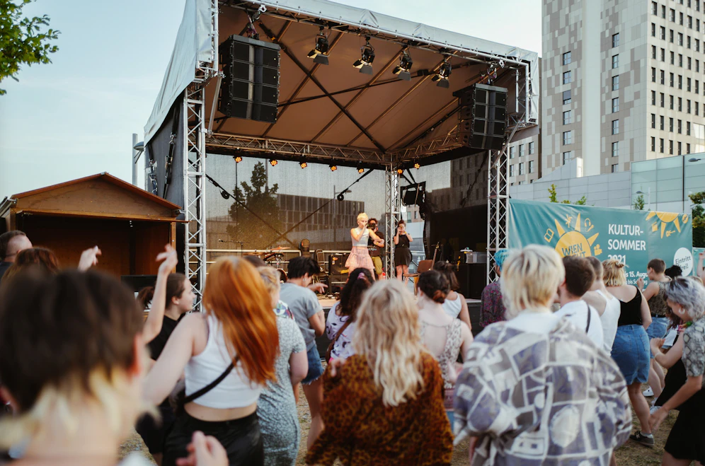 Bis 15. August stehen noch Live-Acts auf 16 Bühnen auf dem Programm. Von Musik über Literatur und Tanz bis hin zu Theater und Kabarett: Für jeden Geschmack ist etwas dabei.