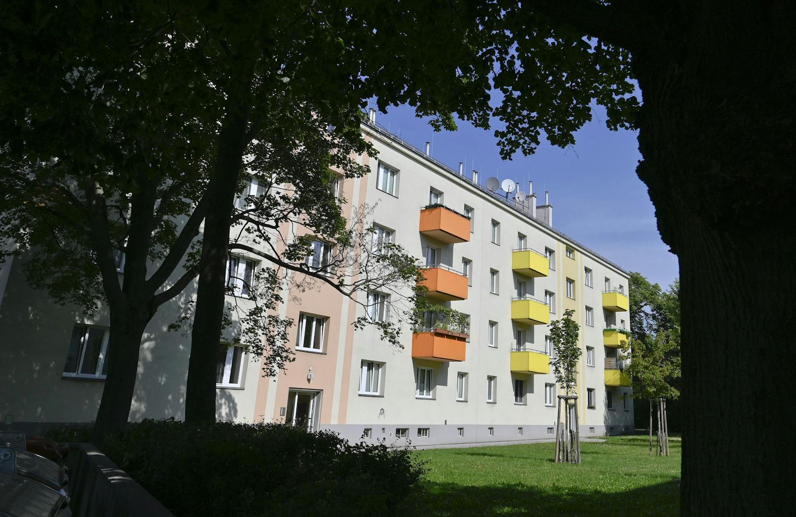 Ein 1-jähriger Bub ist am Sonntagabend nach einem Fenstersturz in Wien-Floridsdorf gestorben.
