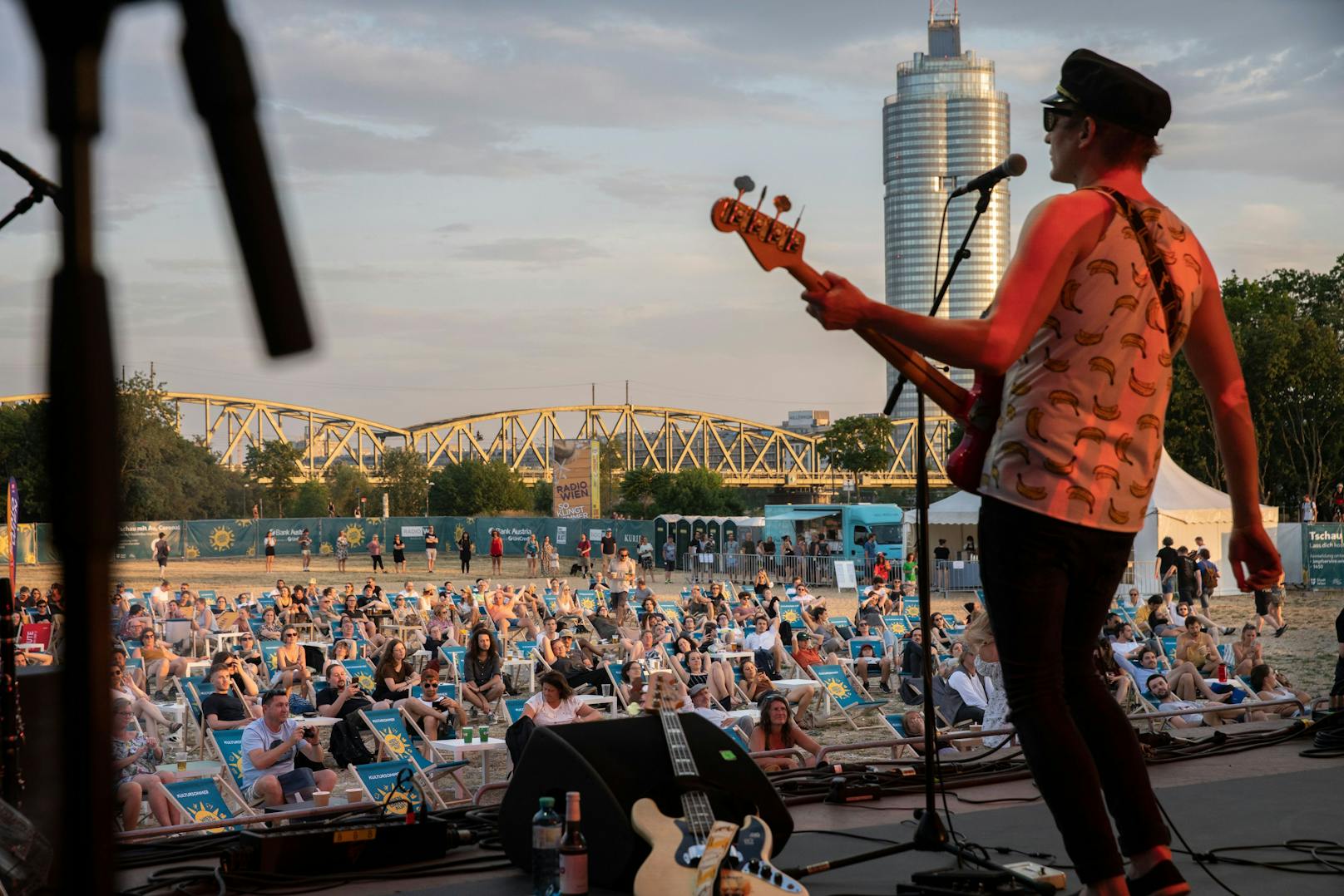 Und erfreut sich großer Beliebtheit. Im Vergleich zum Vorjahr kamen schon bisher doppelt so viele Besucher. Etwa zum Konzert von "Der Nino aus Wien", hier am Bild. 