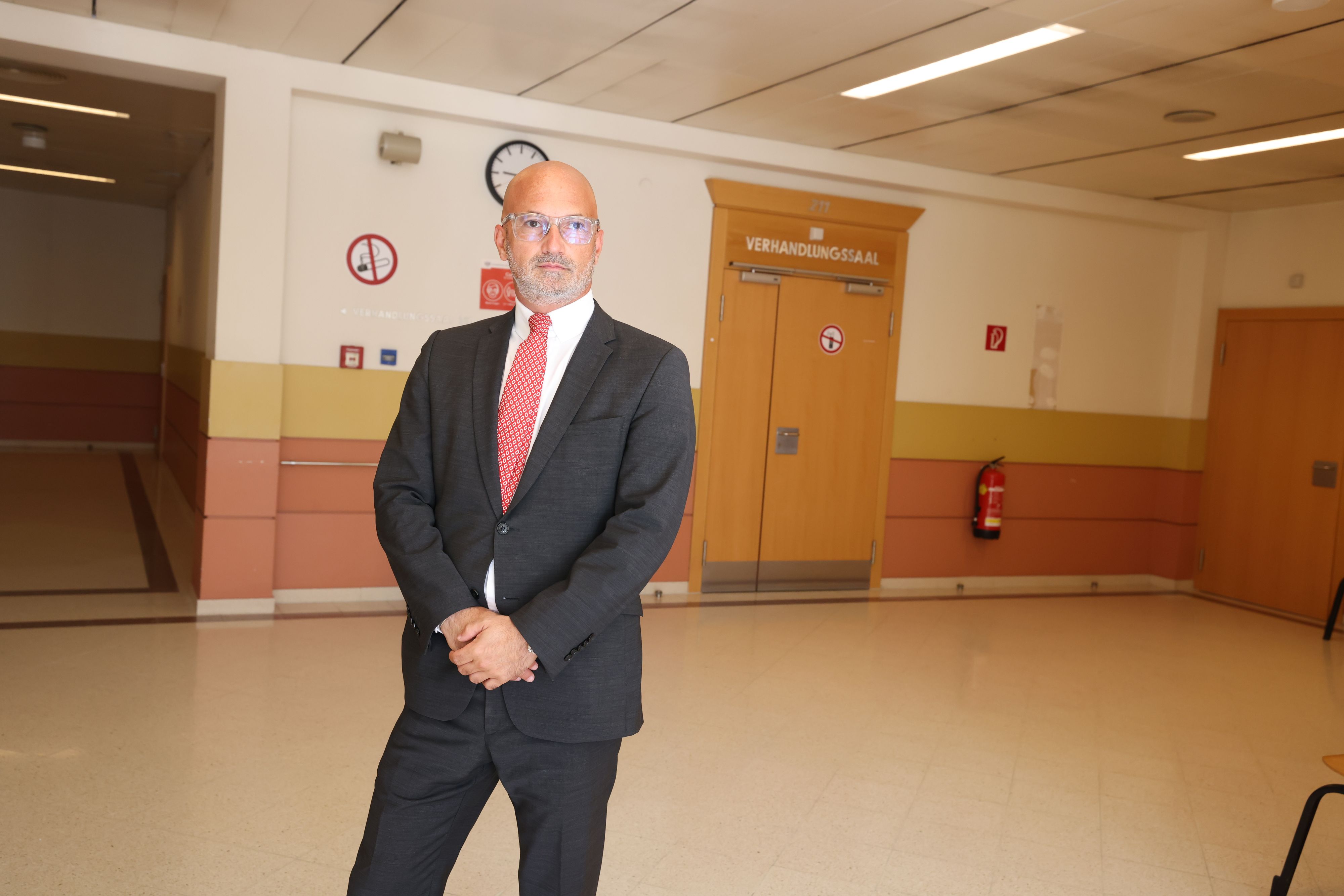 Opferanwalt Nikolaus Rast kann nicht glauben, wie der Künstler sich 10 Jahre der Verantwortung entziehen konnte.