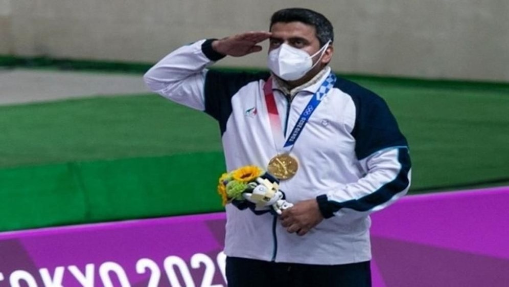 Olympiasieger Foroughi salutiert bei der Siegerehrung, dankt Revolutionsführer Khamenei.&nbsp;