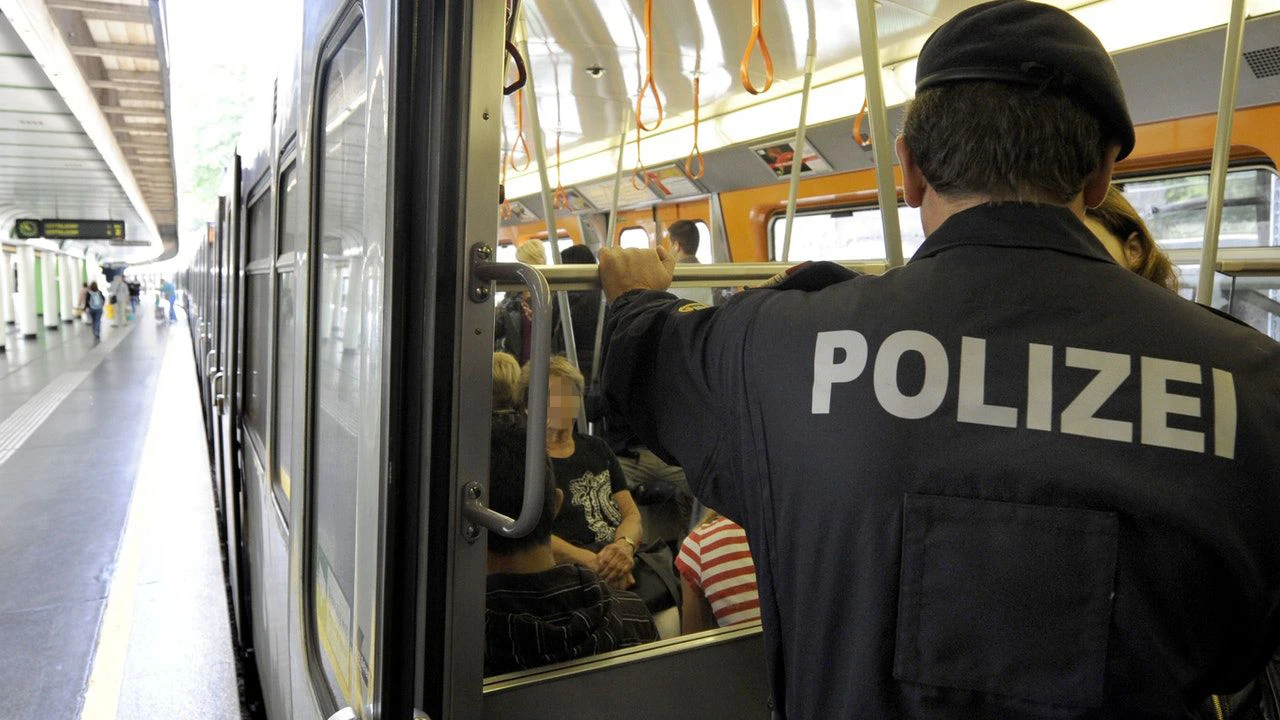 Polizeikontrolle in einer U-Bahn