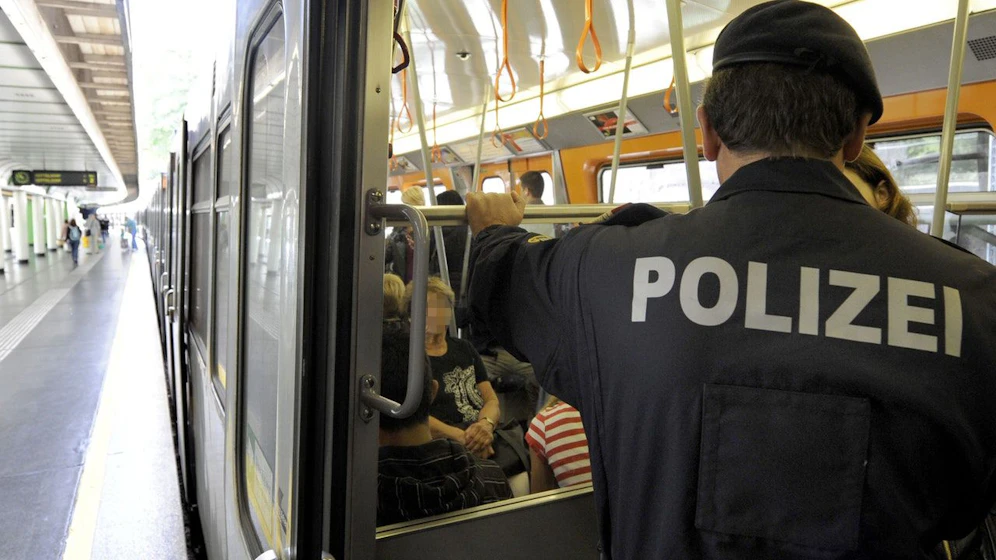 Polizeikontrolle in einer U-Bahn.