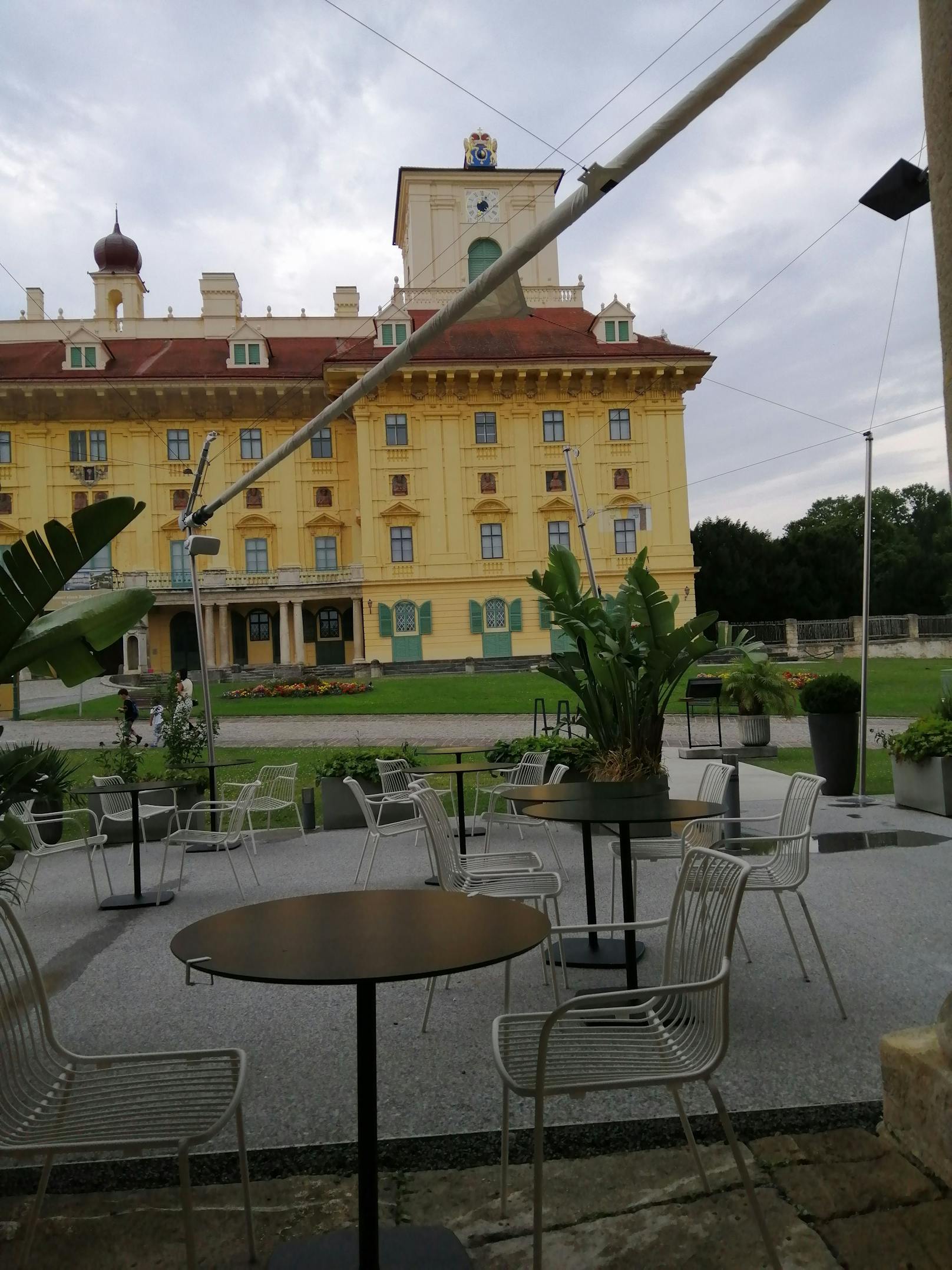 So schön ist der Ausblick auf das Schloss Esterházy.