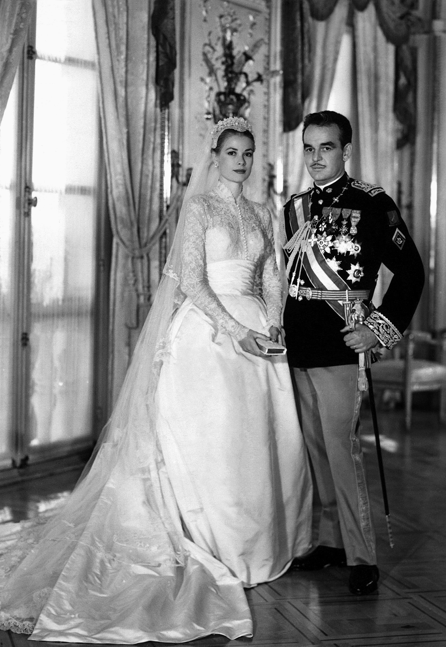 Download von www.picturedesk.com am 26.07.2021 (09:56).  Grace Kelly &amp; Prince Rainier III, Prince &amp; Princess Of Monaco ainier Von Monaco, on their wedding day. 19 April 1956 - 19500101_PD28752 - Rechteinfo: Rights Managed (RM)