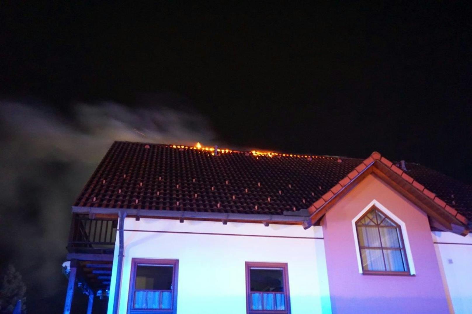 Ternitz: Nach einem Blitzeinschlag kam es zu einem Dachstuhlbrand
