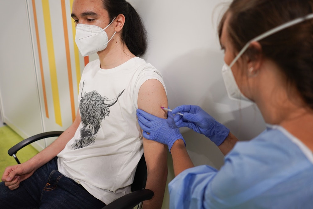 Vizekanzler Werner Kogler zeigt sich einer Impfpflicht für gewisse Berufsgruppen nicht abgeneigt.