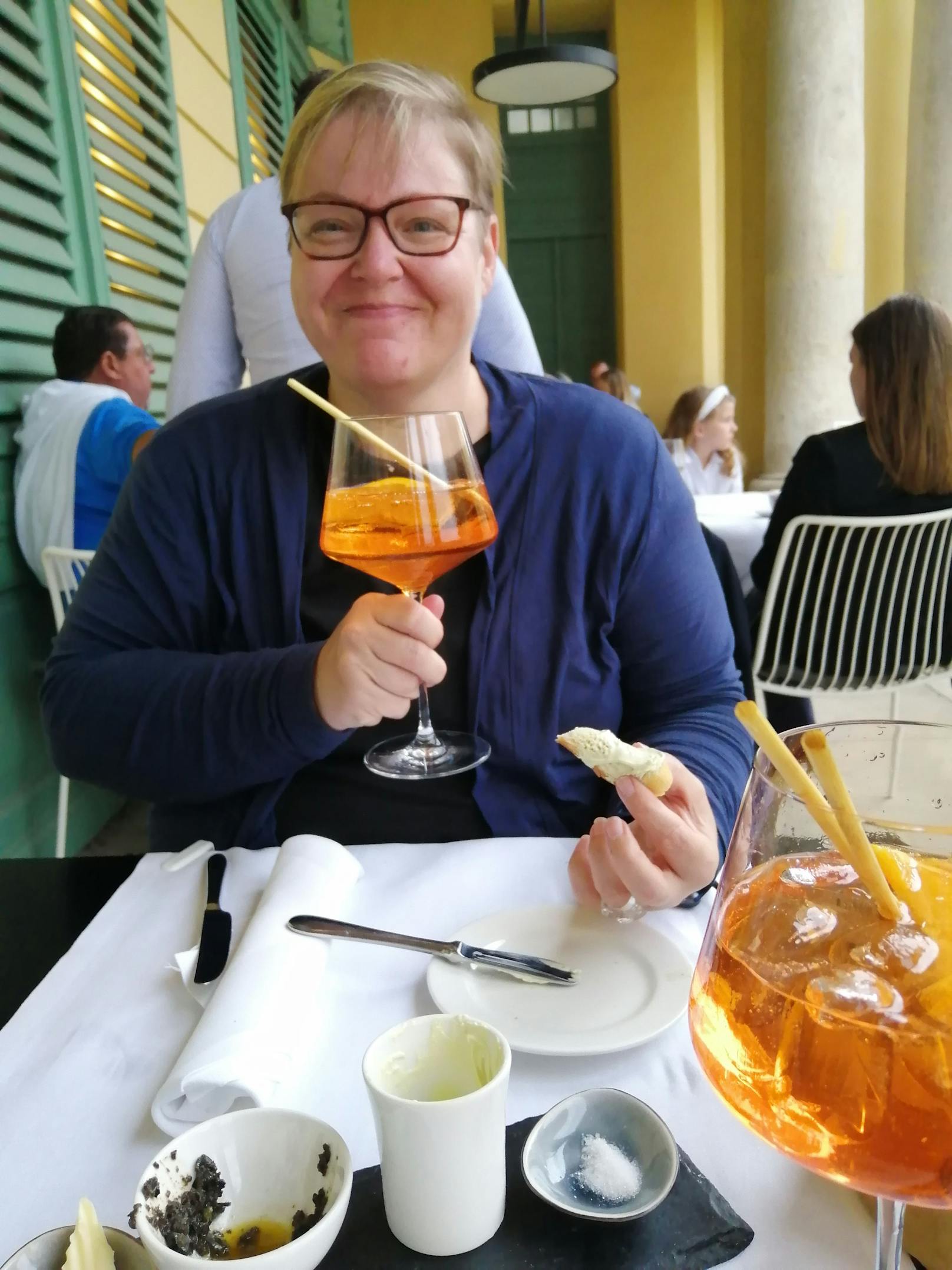 Eveline genießt einen Aperol Spritz im Restaurant "Henrici".