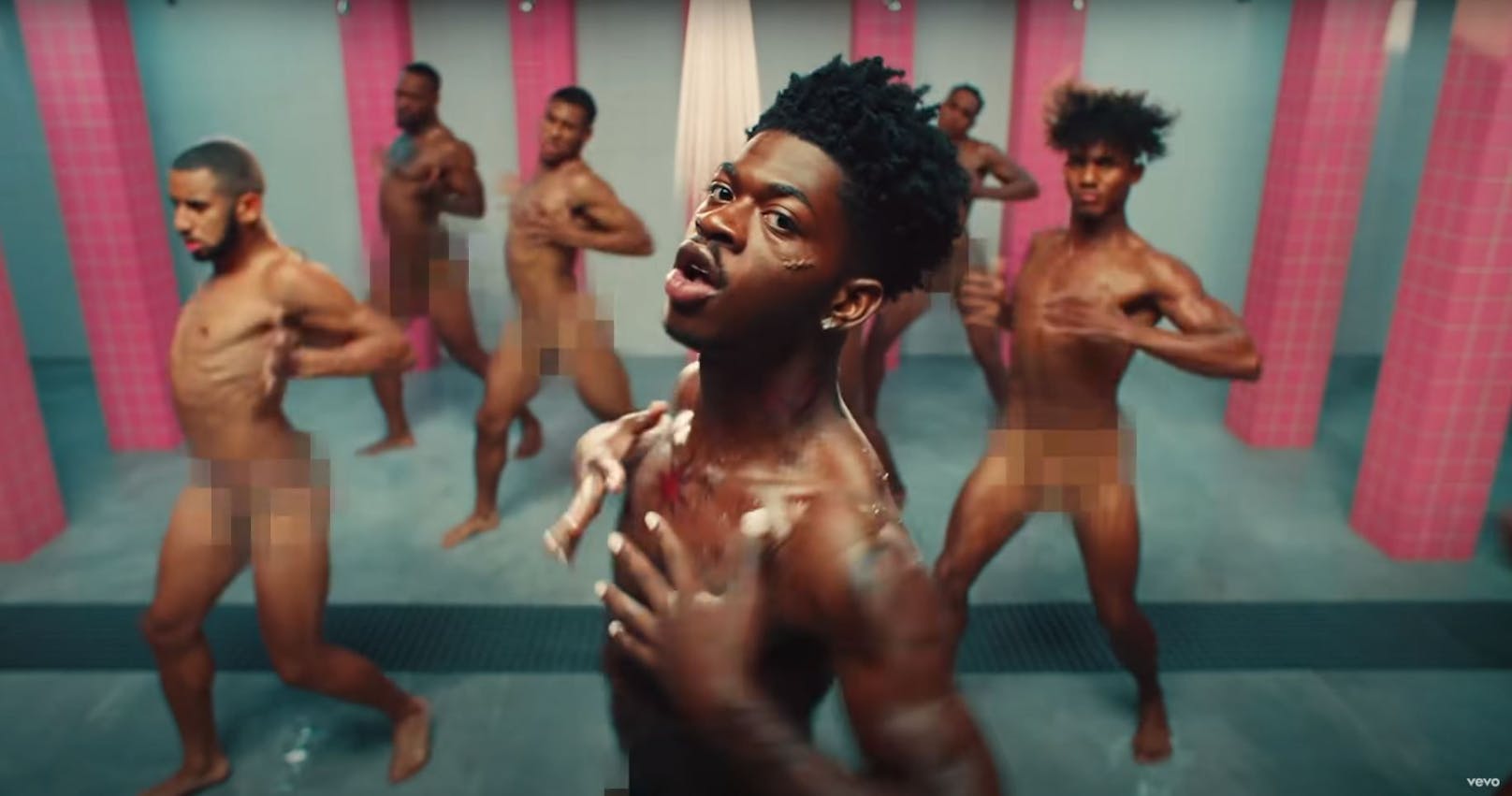 Auf viel Haut setzt der erfolgreiche Musiker aber auch gerne in seinen Musikvideos. Im Clip zu "Industry Baby" tanzt Lil Nas X sogar komplett nackt unter der Dusche.