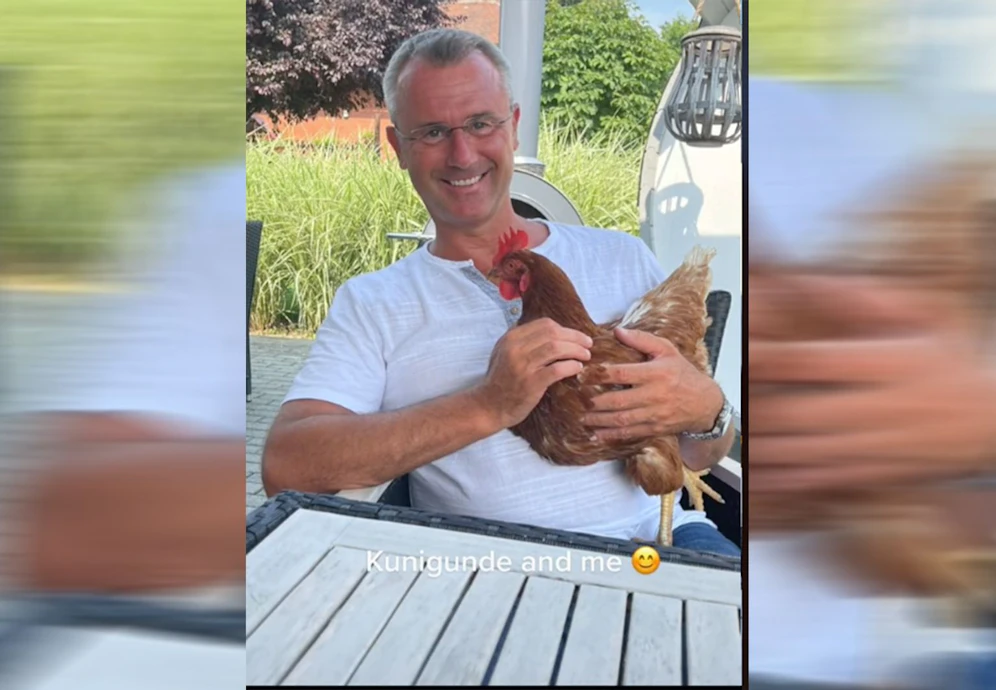 Norbert Hofer (l.) mit Huhn.