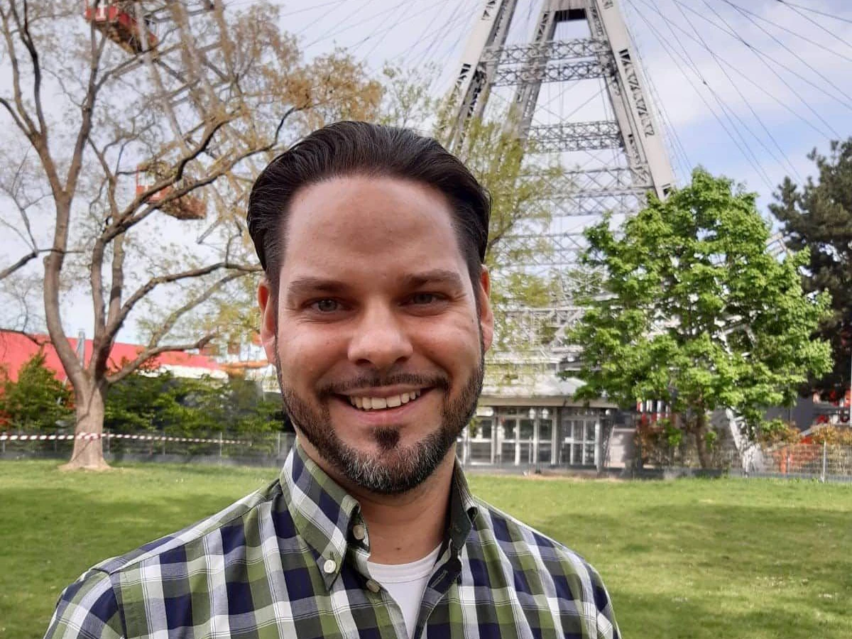 Durch die Coronakrise brach die Eventbranche zusammen, für Mark Santa (37) bedeutete das Kurzarbeit und Zweifel. Mit Hilfe des waff startet er nun als Personalverrechner neu durch.