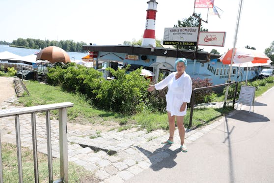 Damit die Schwäne nicht mehr auf die Kagraner Brücke laufen können, setzt sich Marianne Kukla für einen Zaun mit Tür ein.