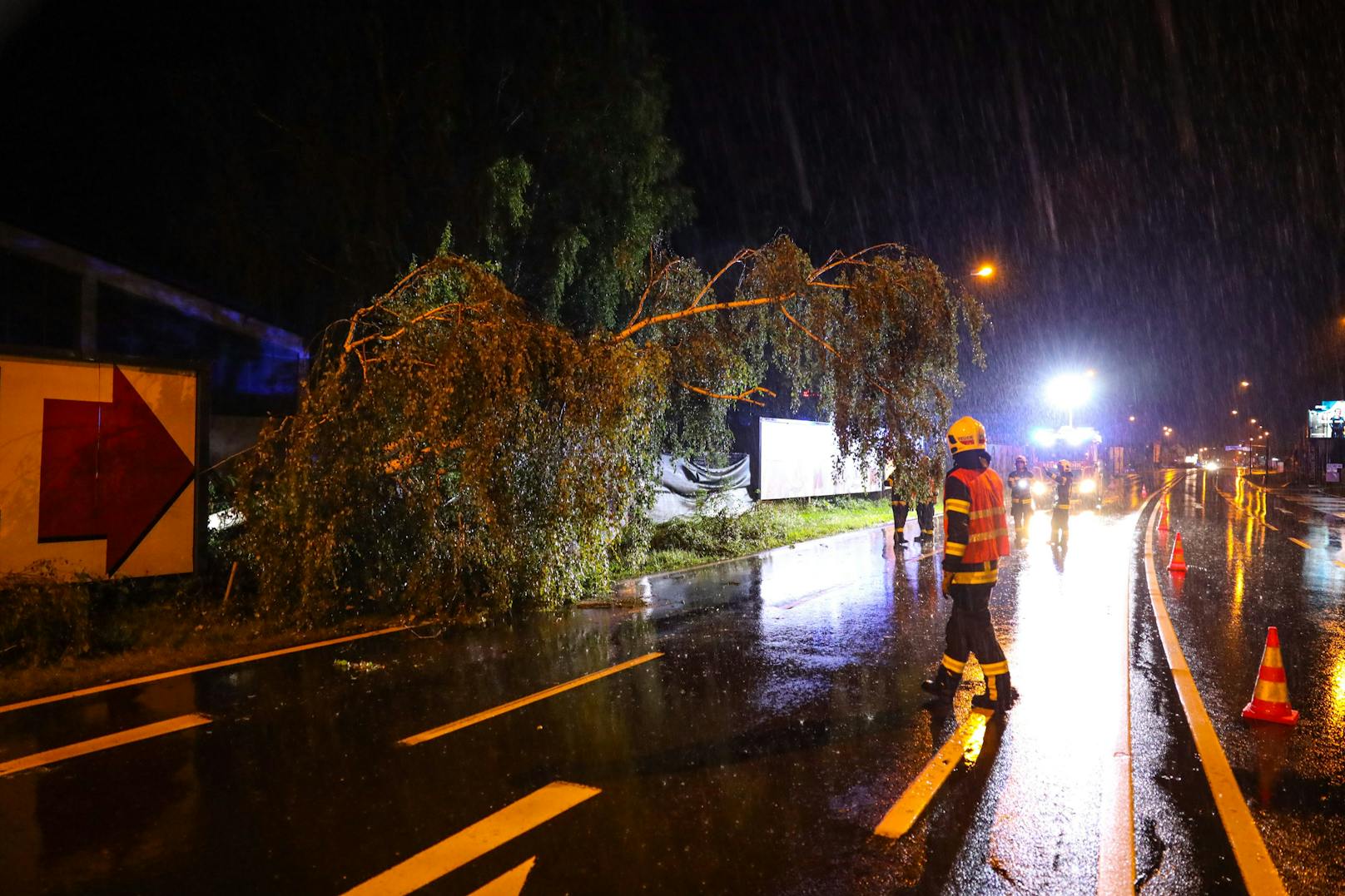 Die Feuerwehr rückte in der Nacht wegen des Unwetters zu rund 600 Einsätzen in Oberösterreich aus.