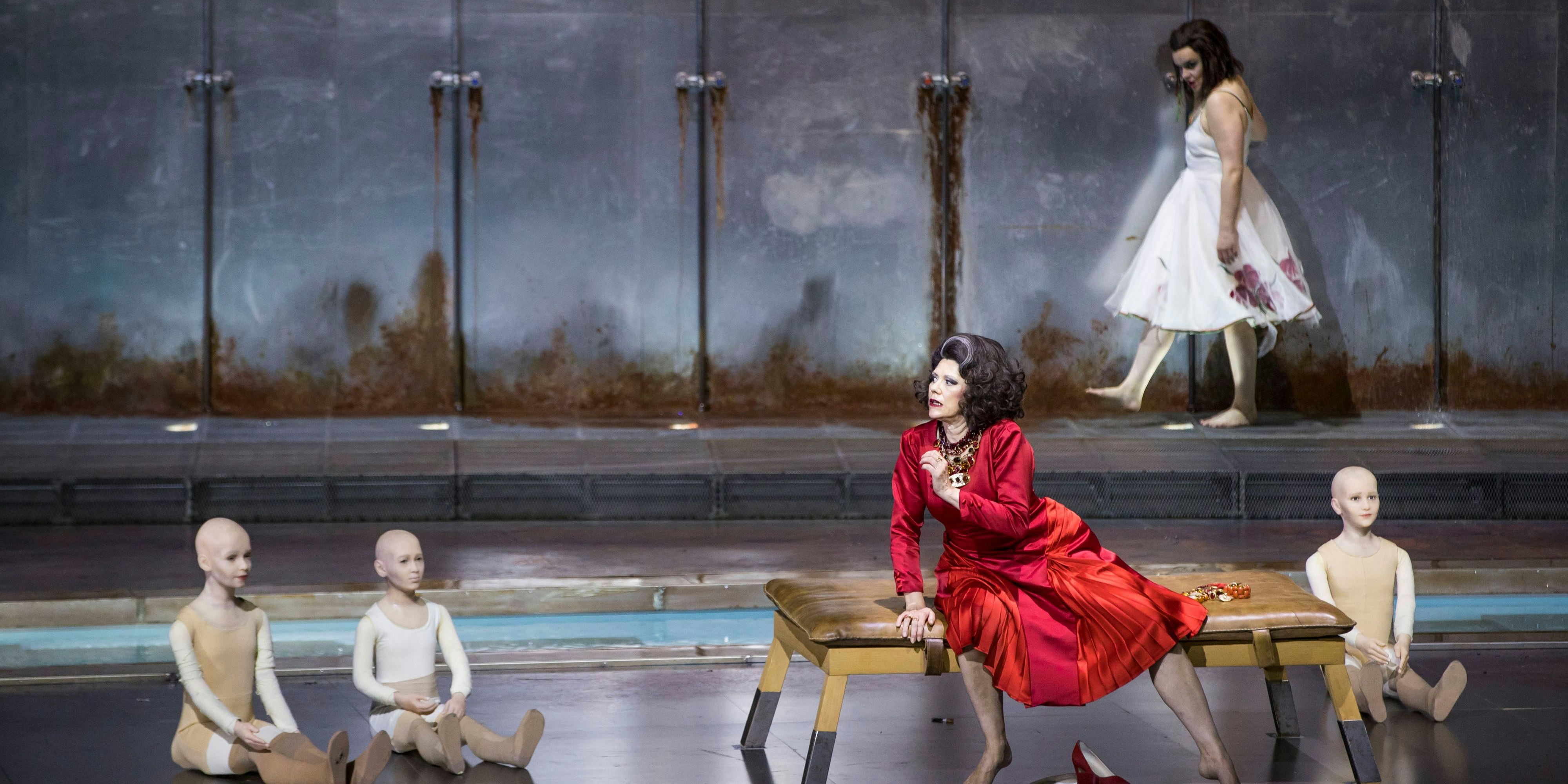 Tanja Ariane Baumgartner (Klytämnestra) und Ausrine Stundyte (Elektra)