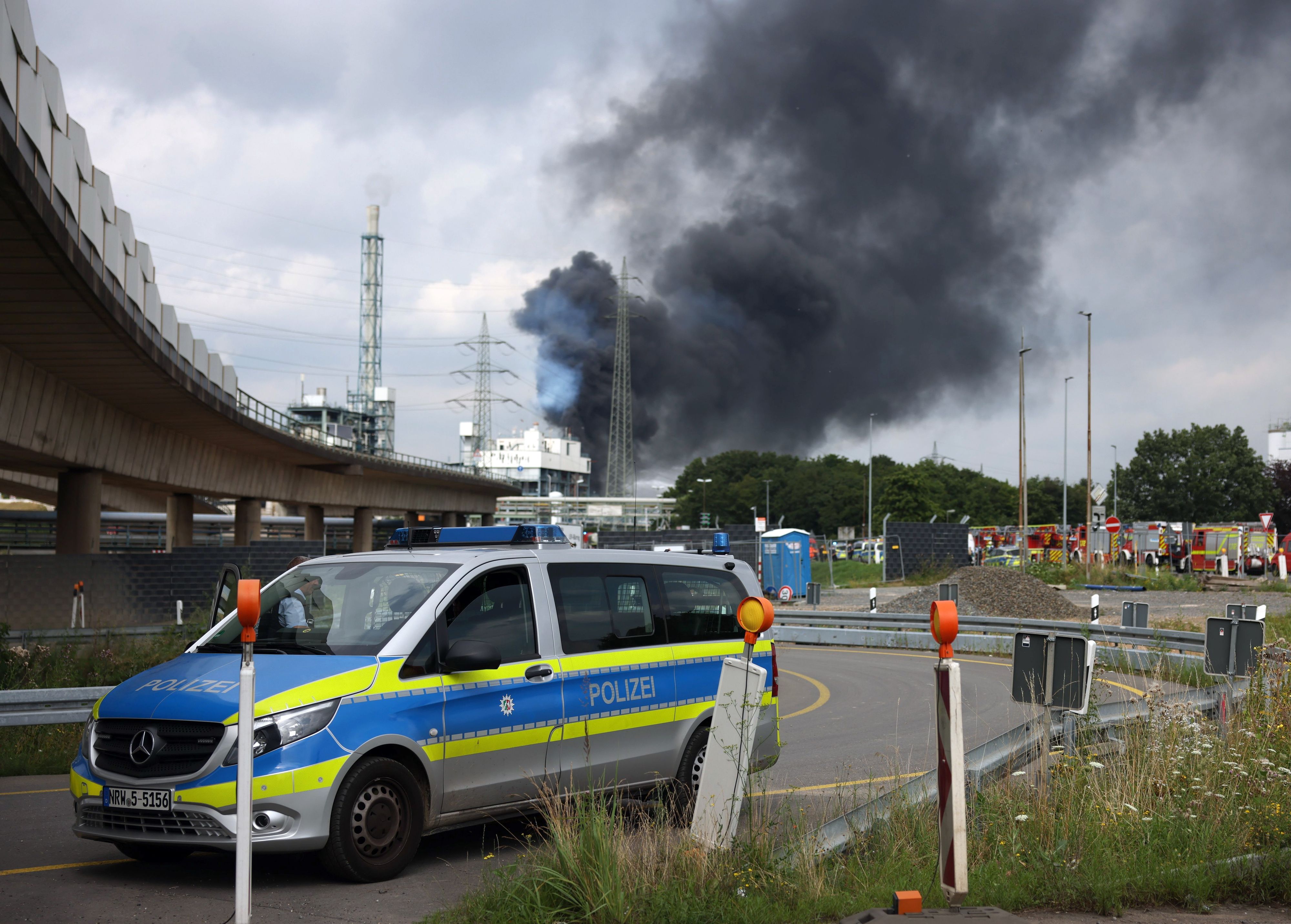 Nach der Explosion in einer Müllverbrennungsanlage in Leverkusen wird weiter nach Vermissten gesucht.