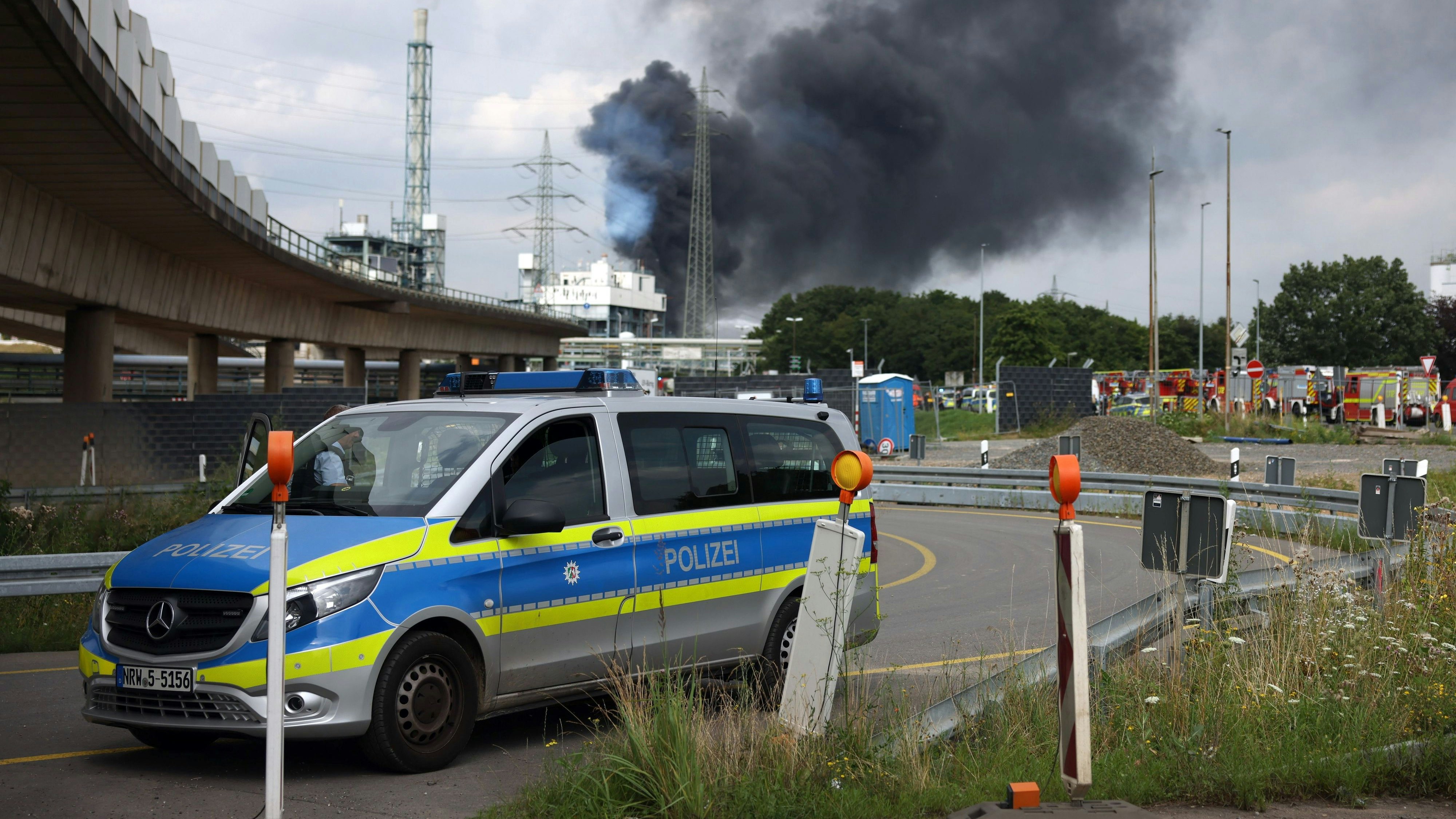 Download von www.picturedesk.com am 27.07.2021 (12:34).  27 July 2021, North Rhine-Westphalia, Leverkusen: A dark cloud of smoke rises above the Chempark. After an explosion, fire brigade, rescue forces and police are currently in large-scale operation, the police explained. Due to the damage, the busy motorway A1 near Leverkusen has been closed. Photo: Oliver Berg/dpa - 20210727_PD16891 - Rechteinfo: Rights Managed (RM)