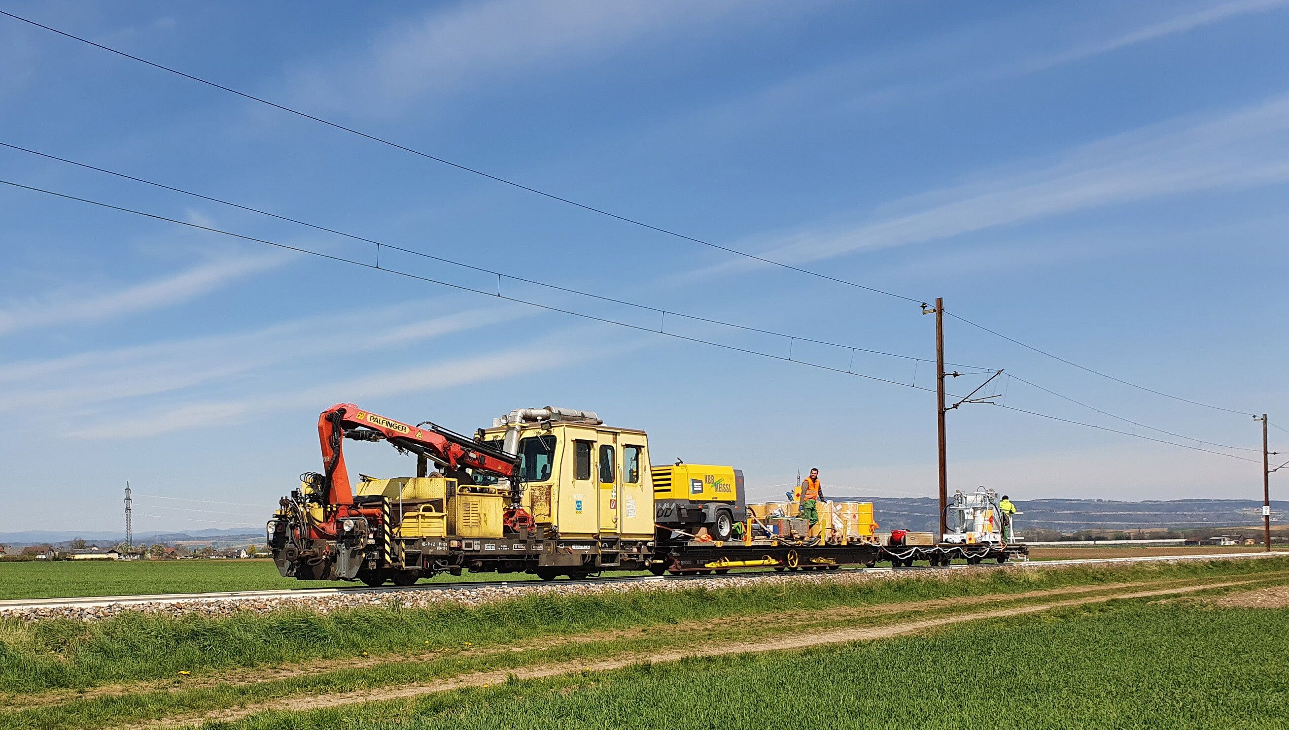 Lackierungsarbeiten: Zug und Arbeiter im Einsatz.