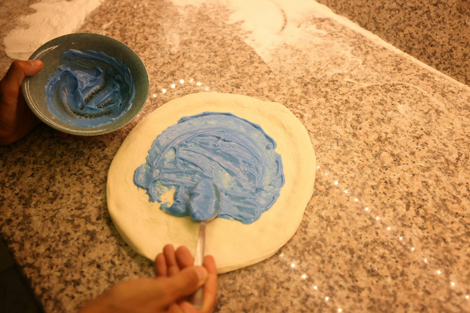 Das Geheimnis der blauen Pizza: Frischkäse wird mit blauem Algenpulver vermengt...