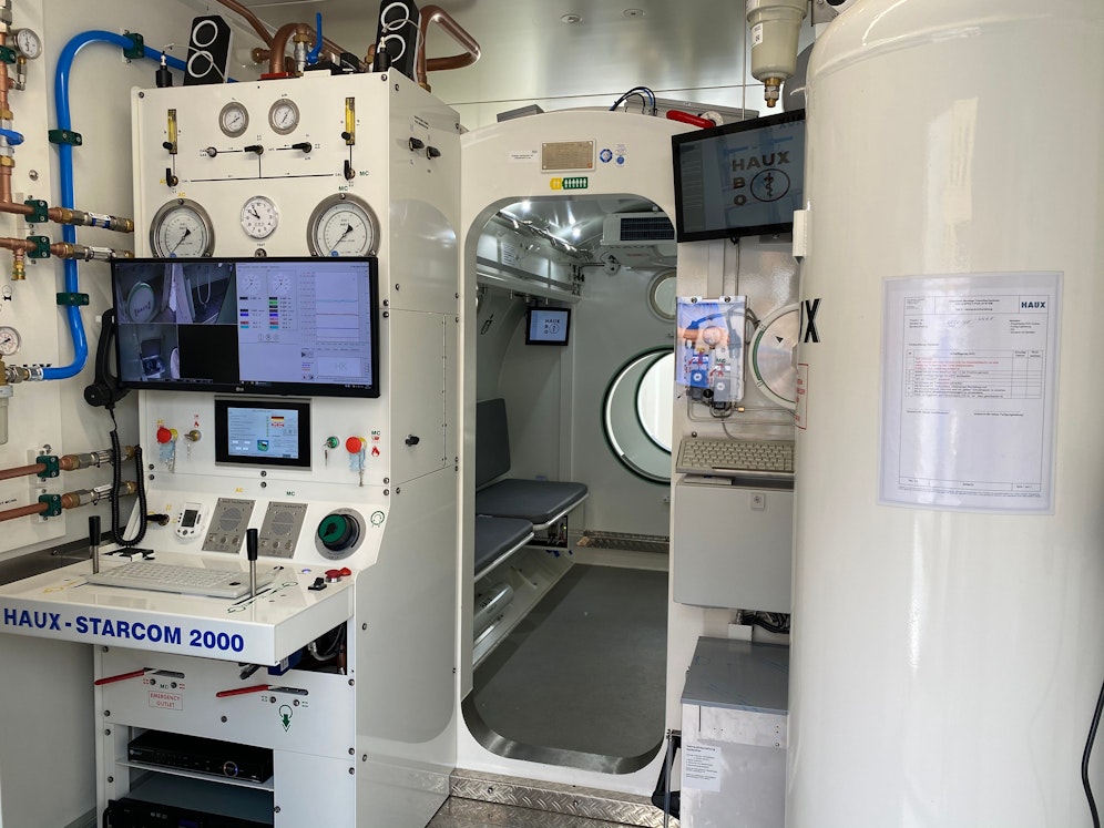 In einer Druckkammer wie dieser wird die 32-jährige Patientin behandelt.